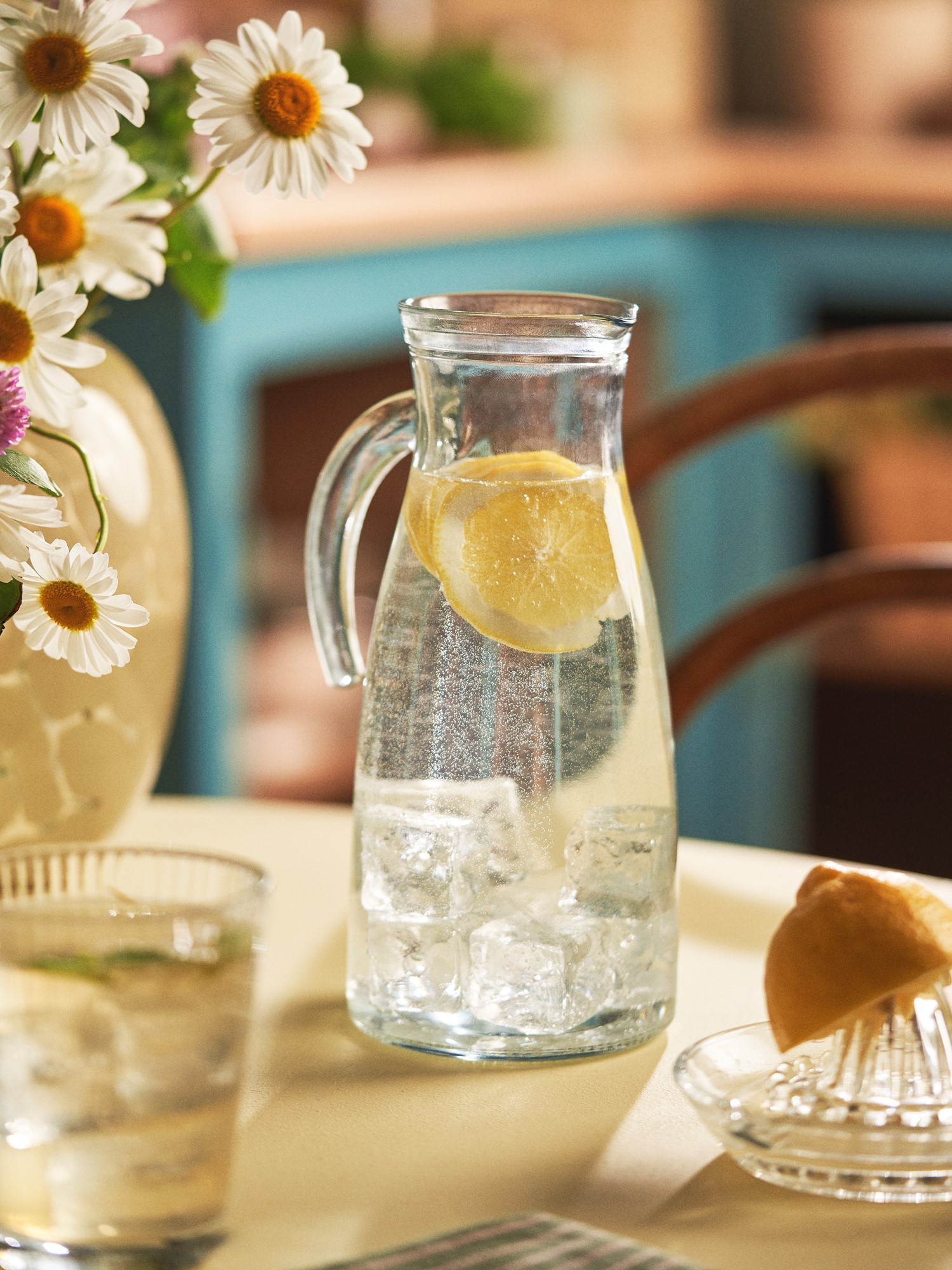 Glass jug Ø10.5 x 23 cm.