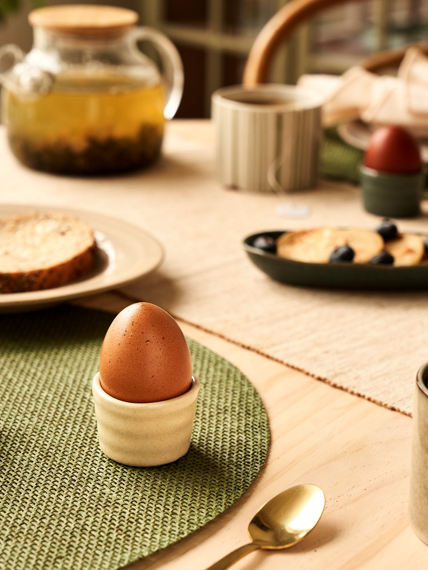 Egg cup Stoneware. 5 x 3.5 cm.