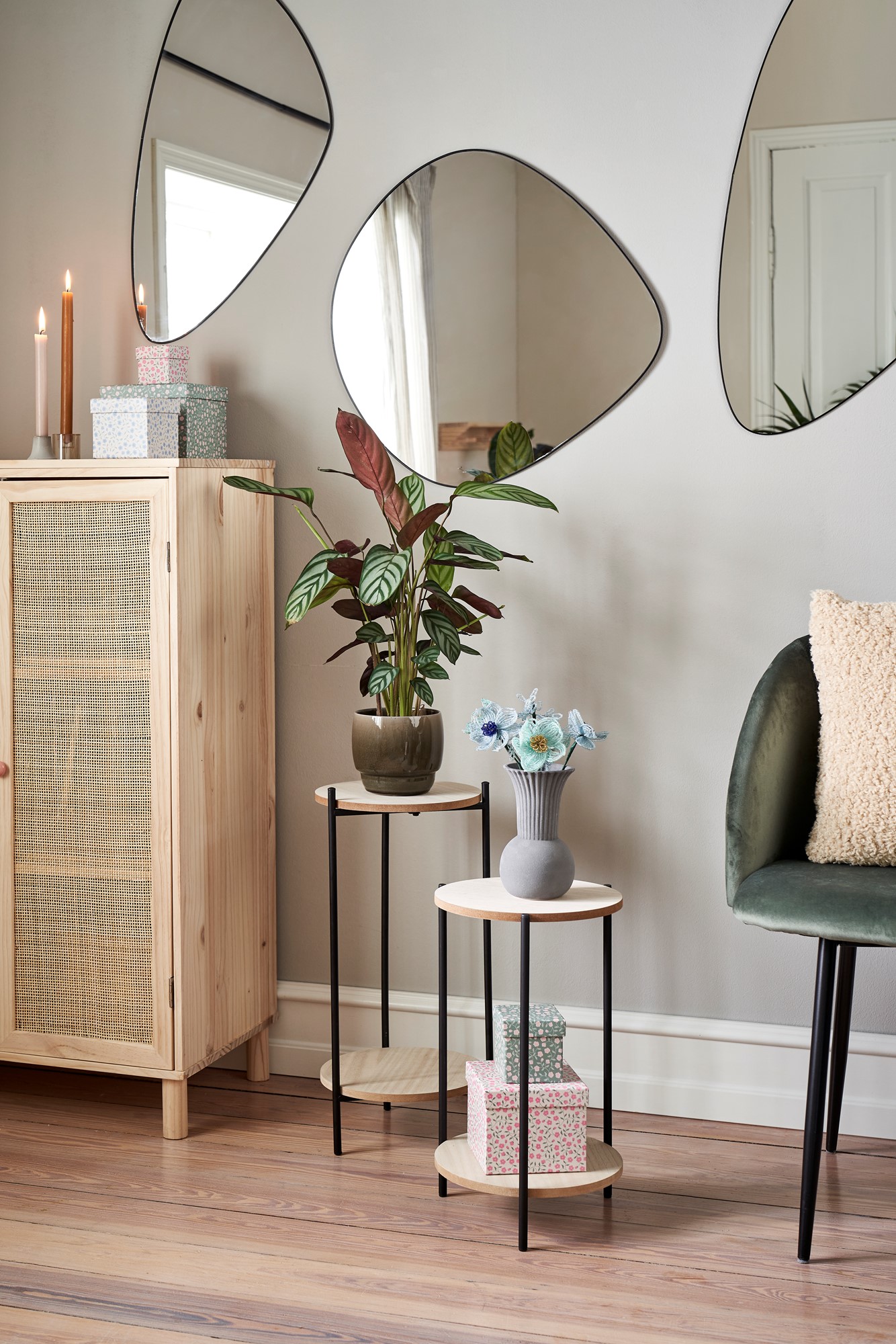 Plant stand Iron/MDF/poplar wood. 27 x 27 x 57.5 cm.