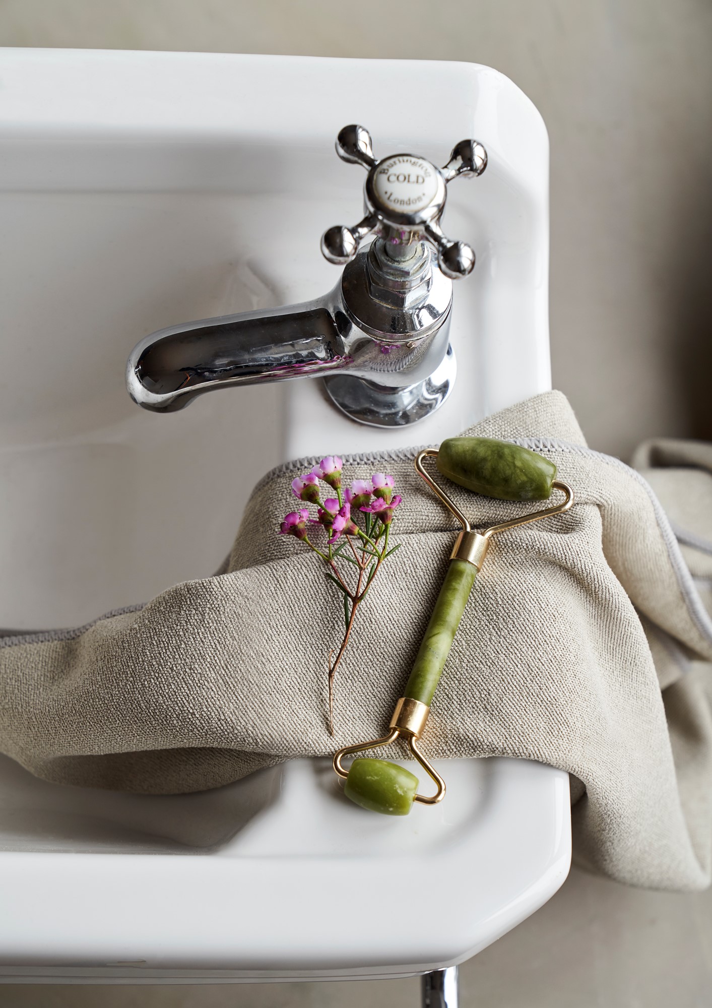 Face roller Nephrite jade stone. 14.5 x 5.6 x 2 cm.