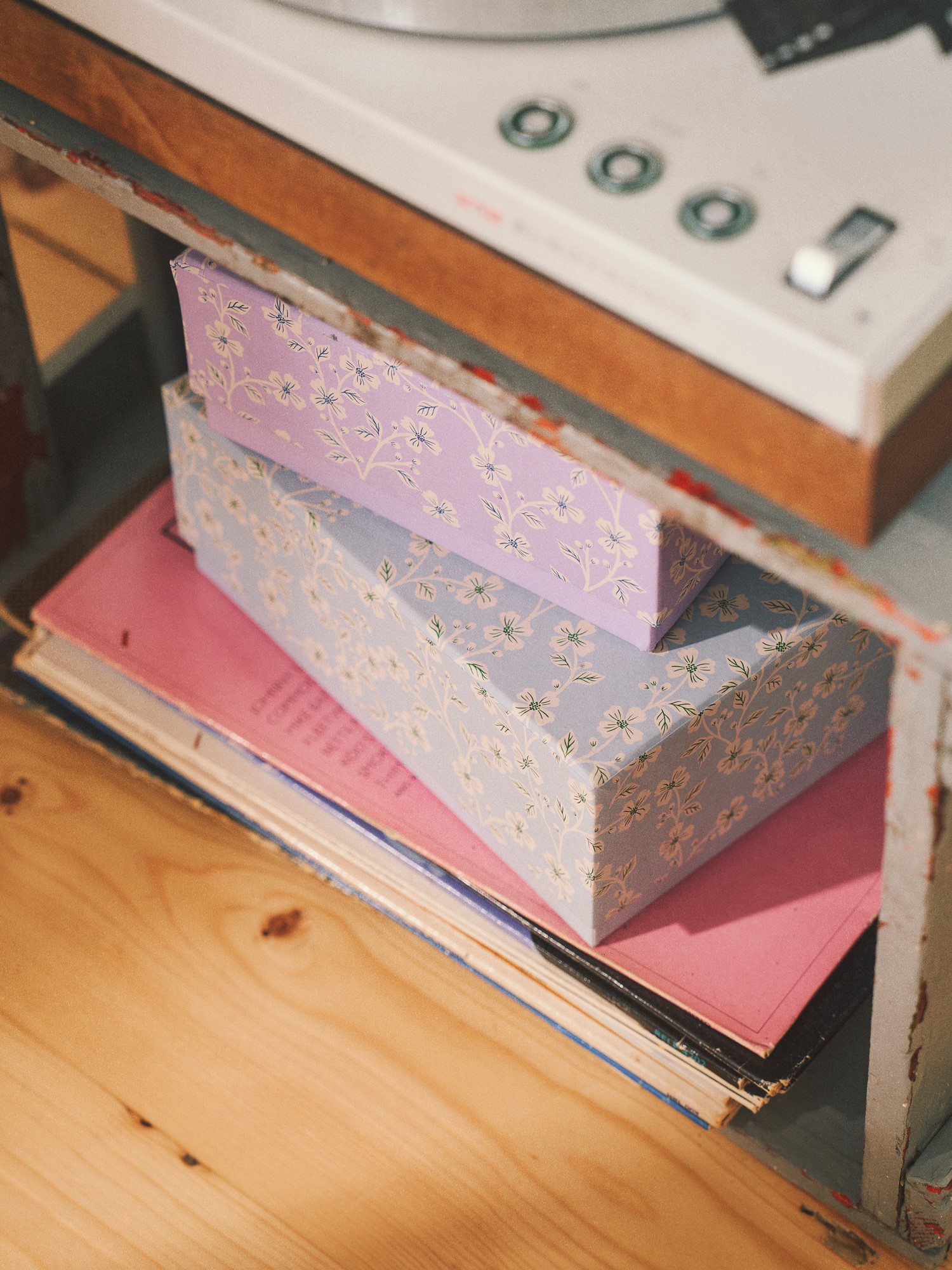 Box Paper. 17.5 x 13 x 8 cm.