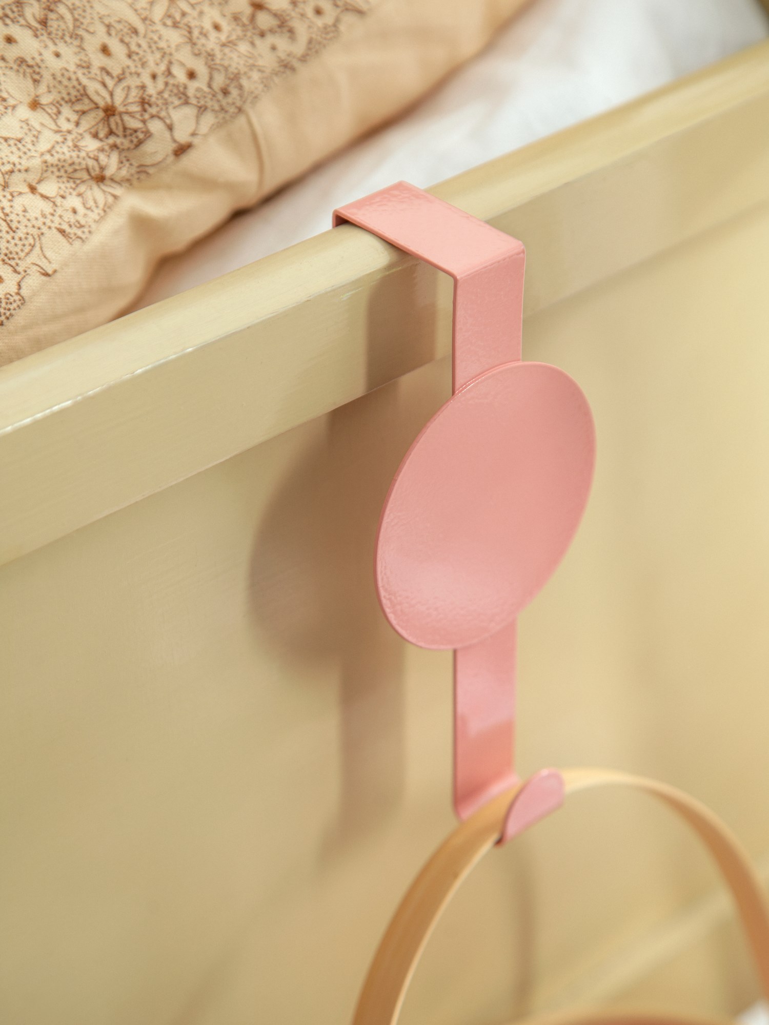 Over-the-door hook Iron. 15.5 x 7.5 cm.