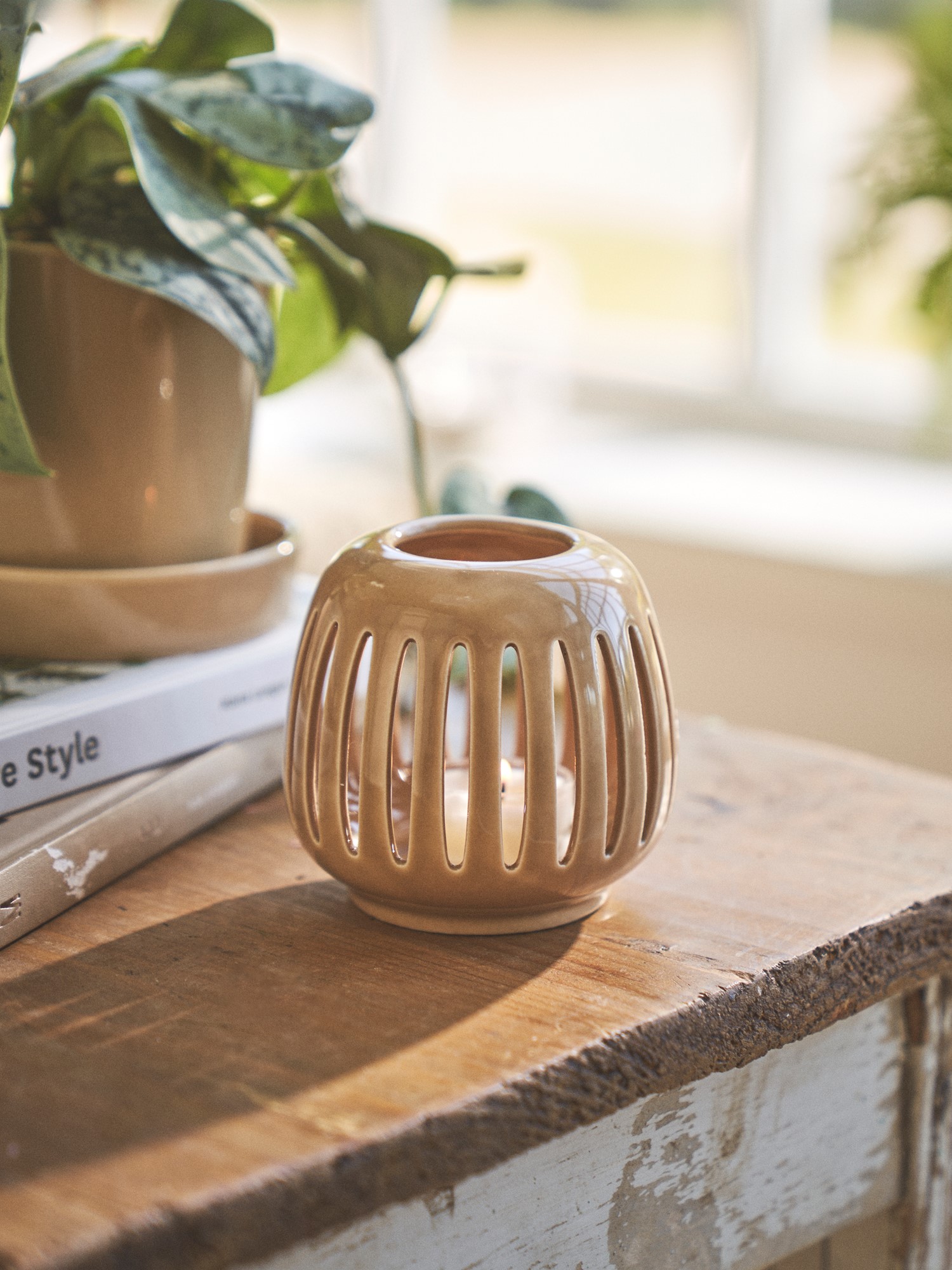 Tealight holder Porcelain. Ø9 x 8.8 x 8.6 cm.