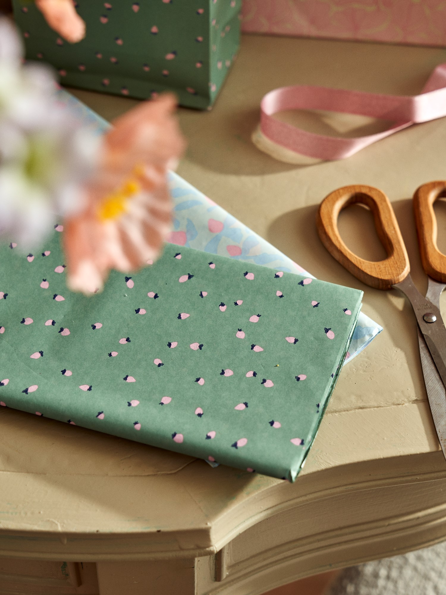 Tissue paper Paper. 50 x 60 cm. 4 sheets.