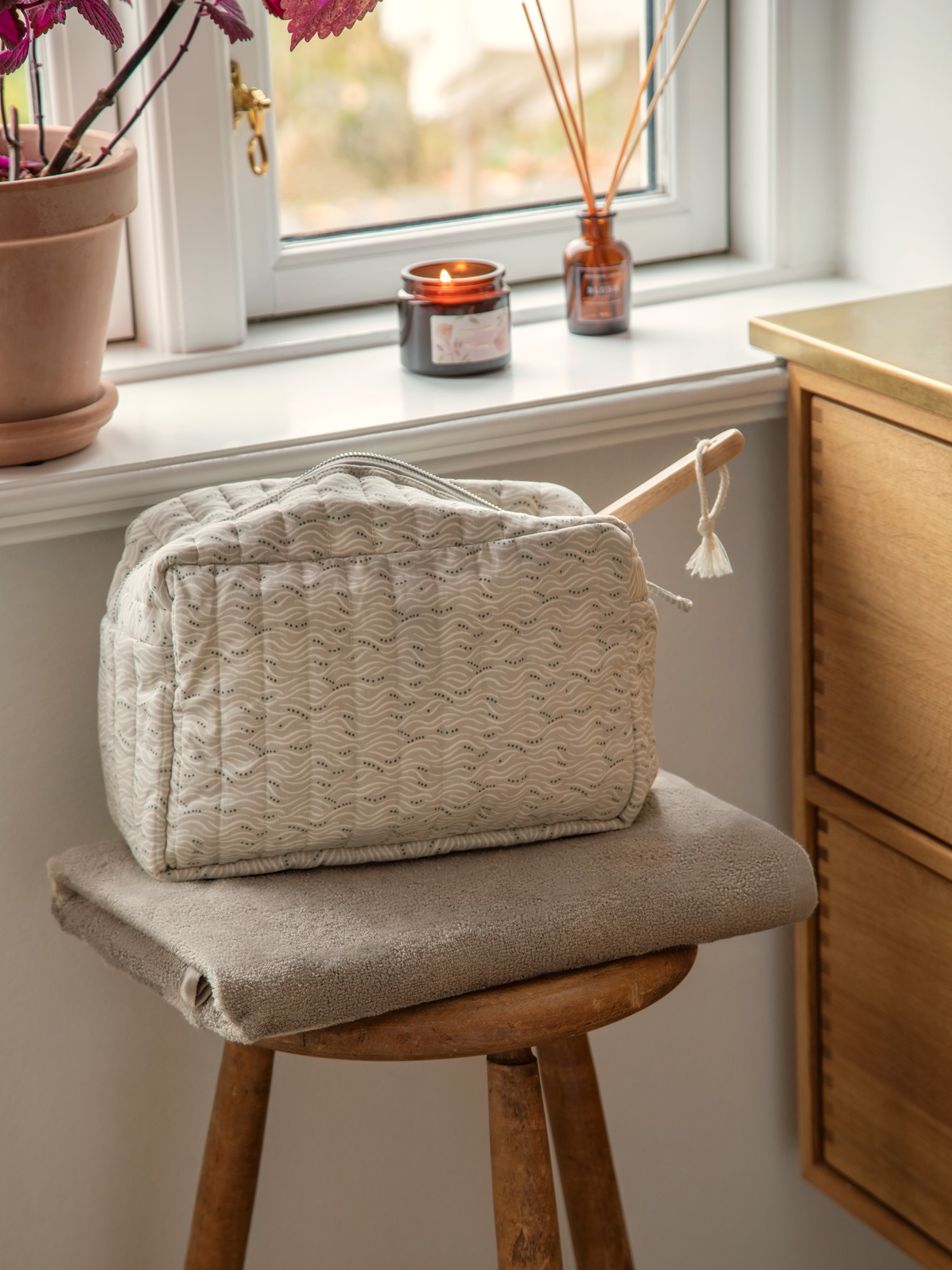 Toiletry bag Cotton/polyester. 28 x 15 x 19 cm.