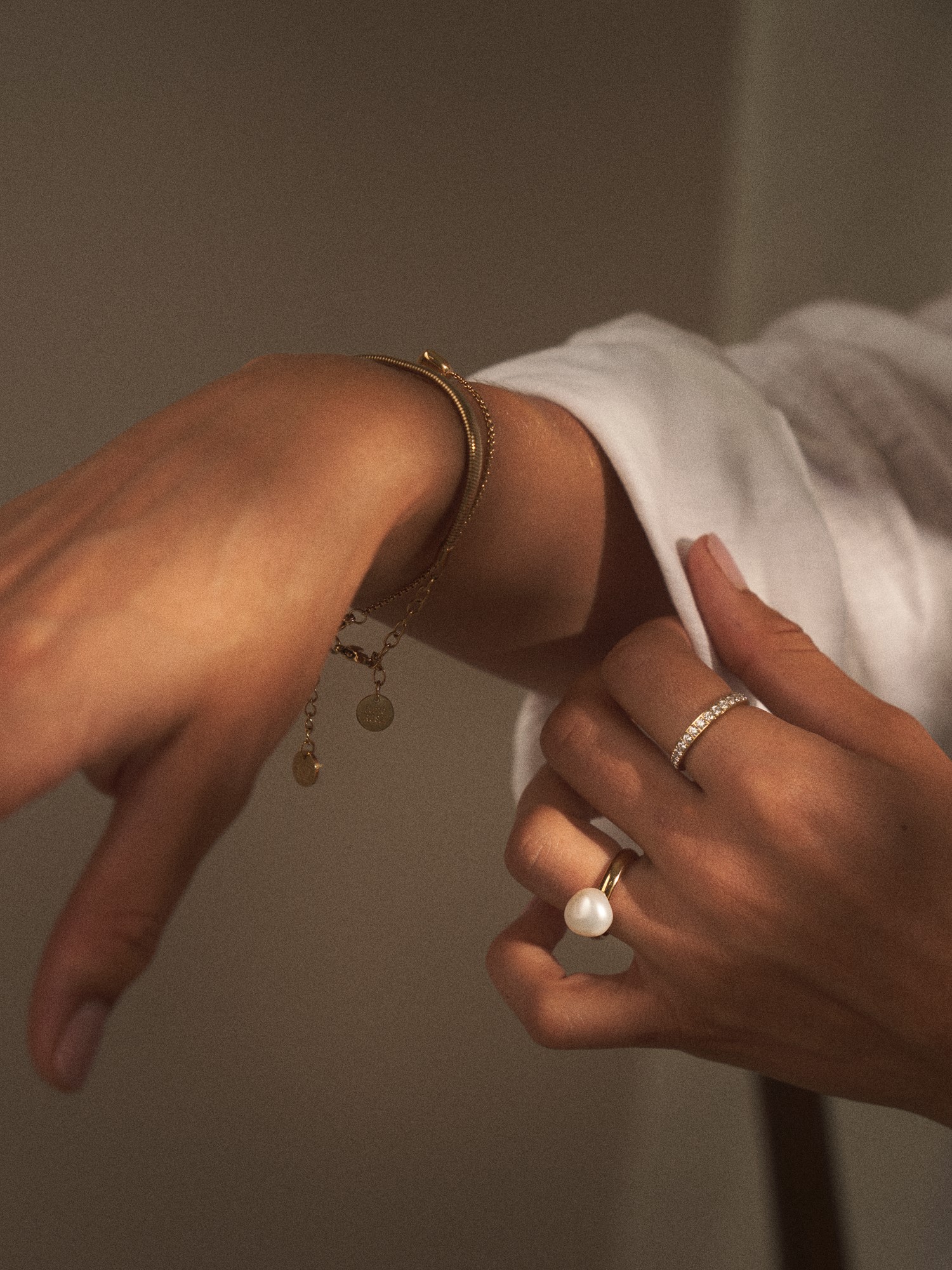 Pearl ring S 14k gold-plated stainless steel/freshwater pearl. Ø17 mm.