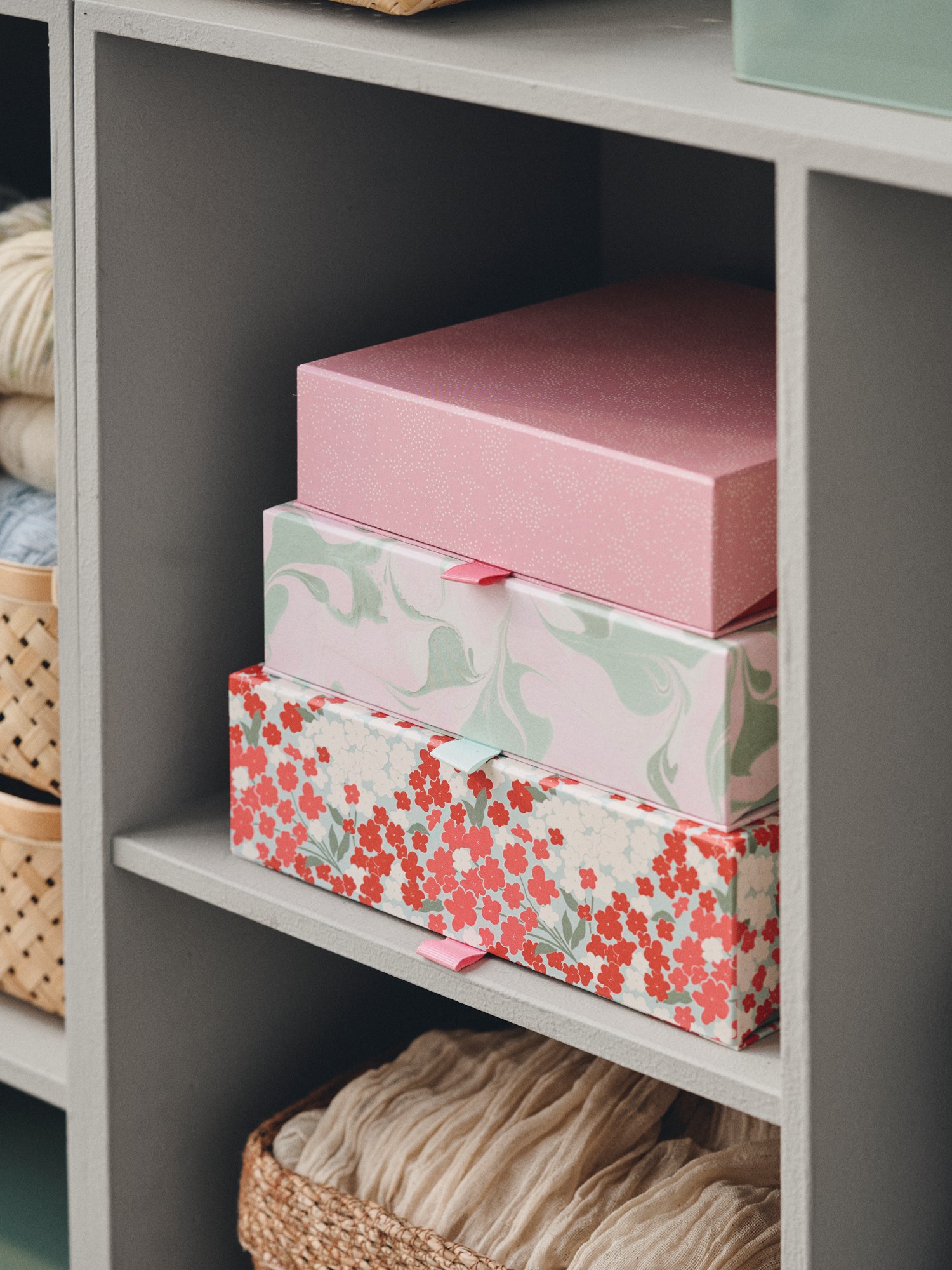 Storage box Cardboard. 23 x 23 x 6.7 cm.