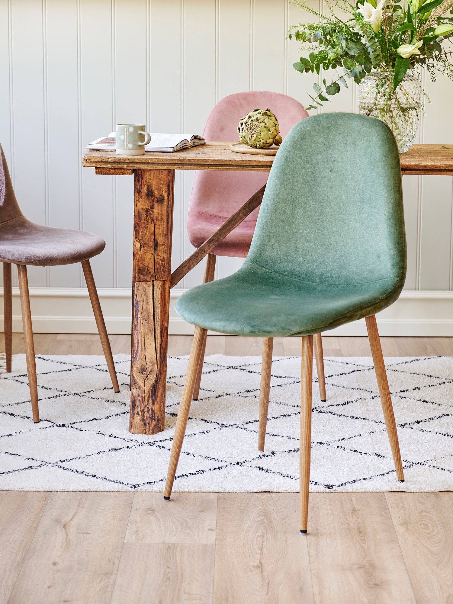 Velvet chair Polyester/iron/poplar wood/foam. 40,5 x 44,5 x 89 cm.