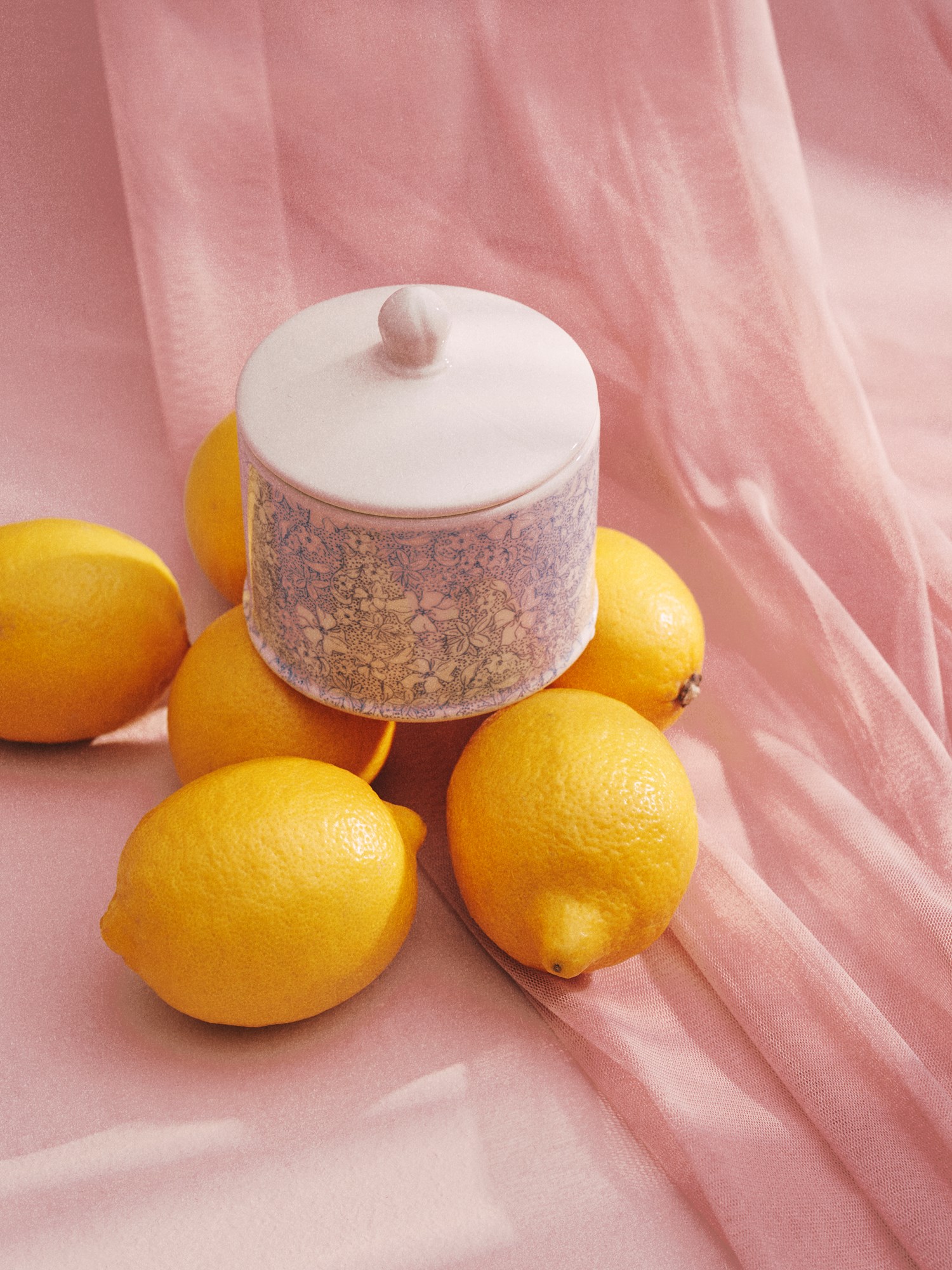 Decorative jar with lid Stoneware. Ø9.3 x 10.2 cm.