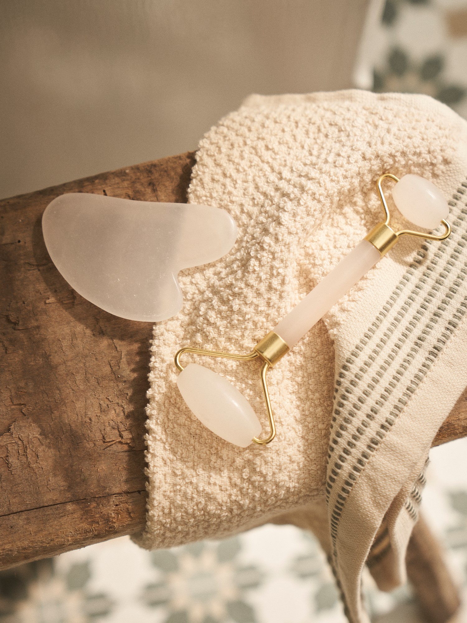 Face roller Nephrite jade stone. 14.5 x 5.6 x 2 cm.