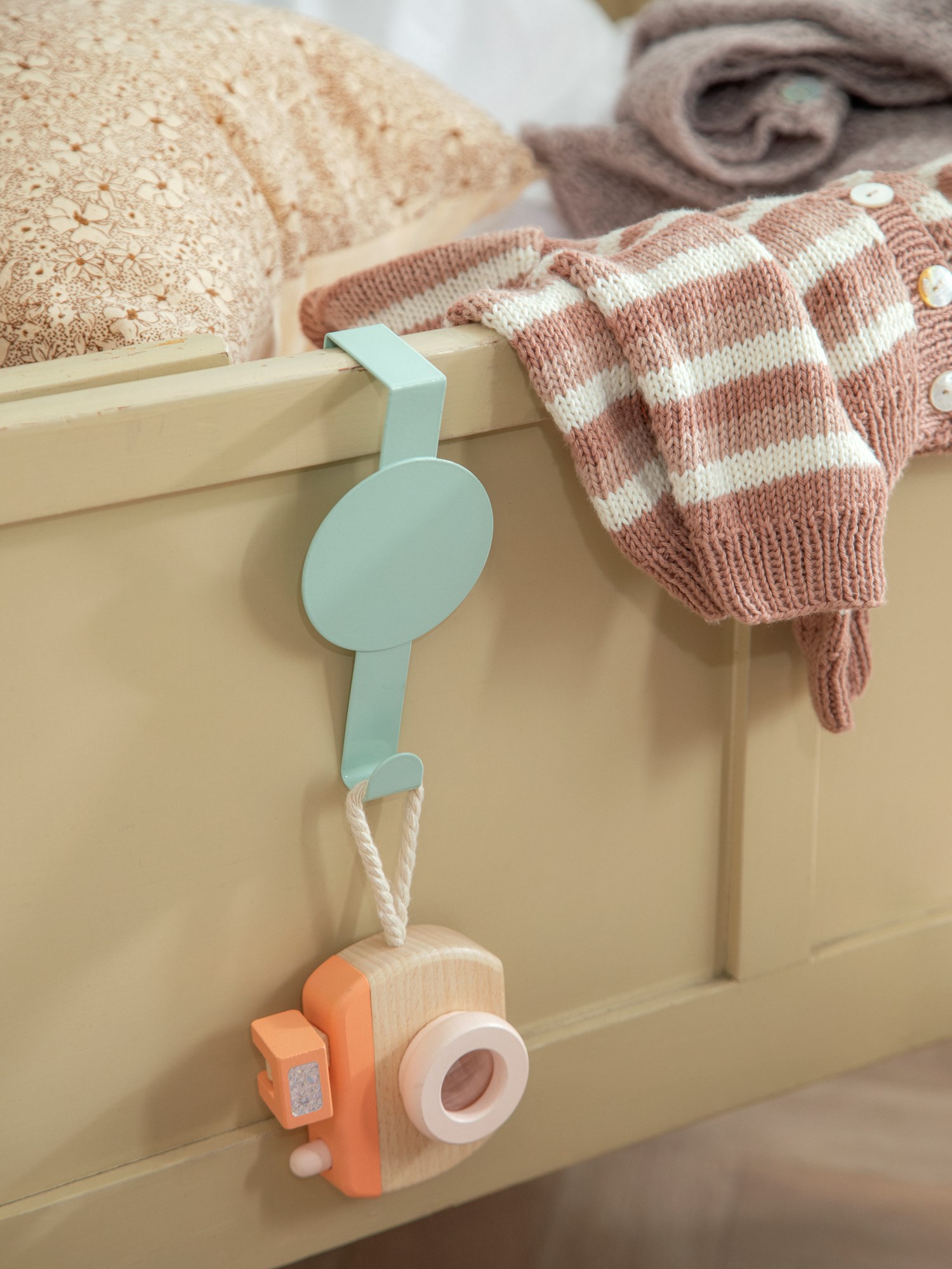 Over-the-door hook Iron. 15.5 x 7.5 cm.