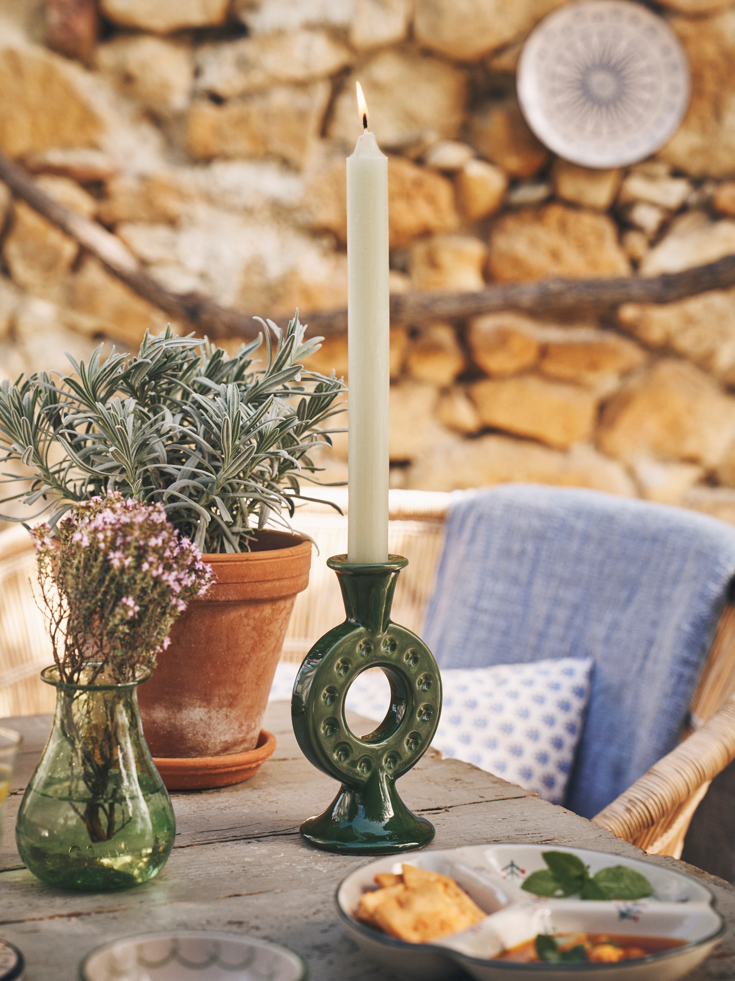 Candleholder Stoneware. 7.8 x 1.8 x 15.4 cm.