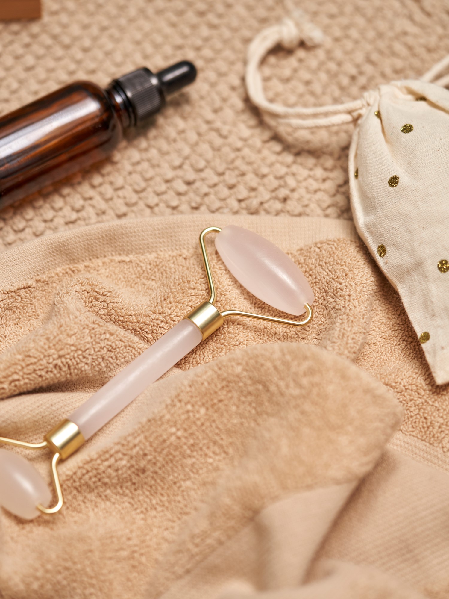 Face roller Nephrite jade stone. 14.5 x 5.6 x 2 cm.