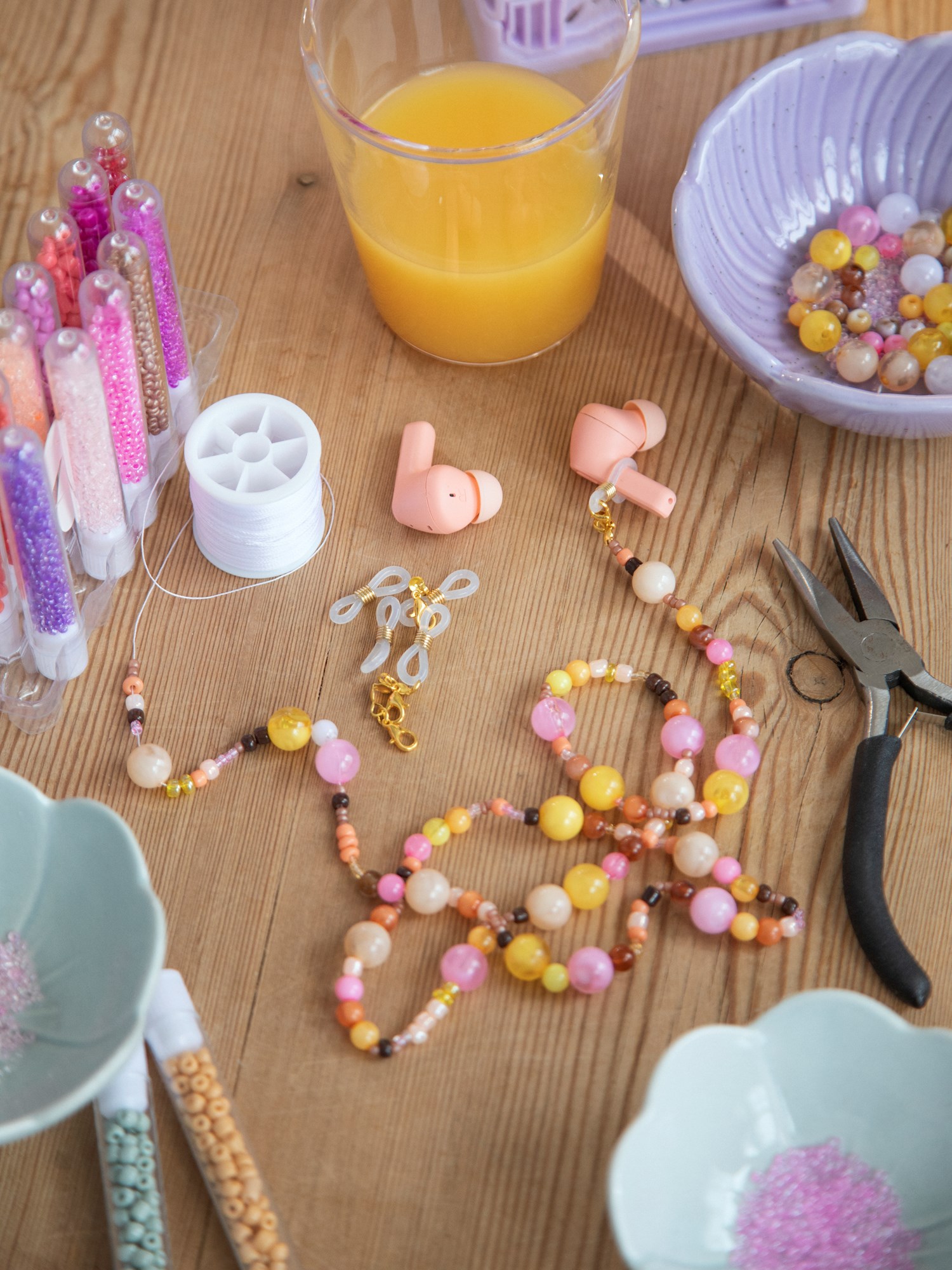 Beads set 2 sizes. 16 x 5 g.