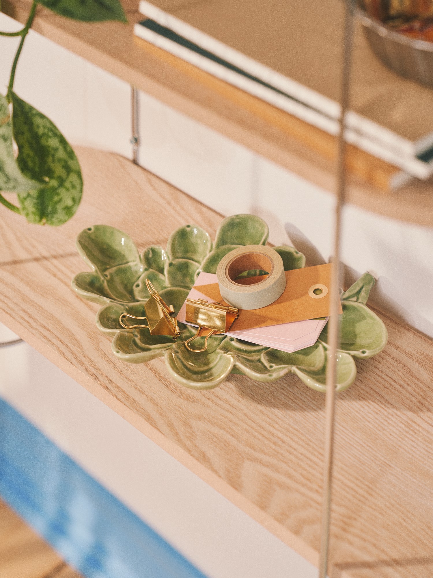 Decorative dish Stoneware. 23.2 x 16.5 x 3.2 cm.