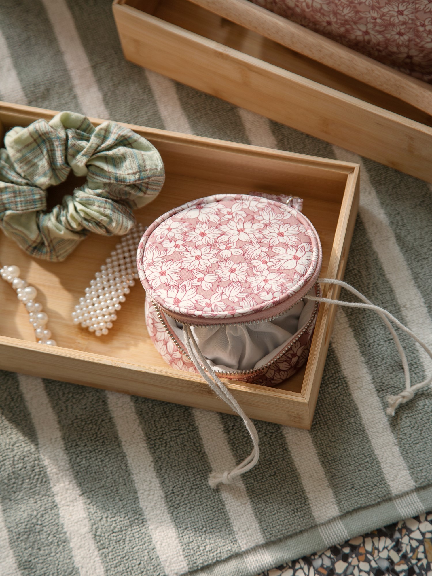 Travel jewellery case Ø10 x 5 cm.