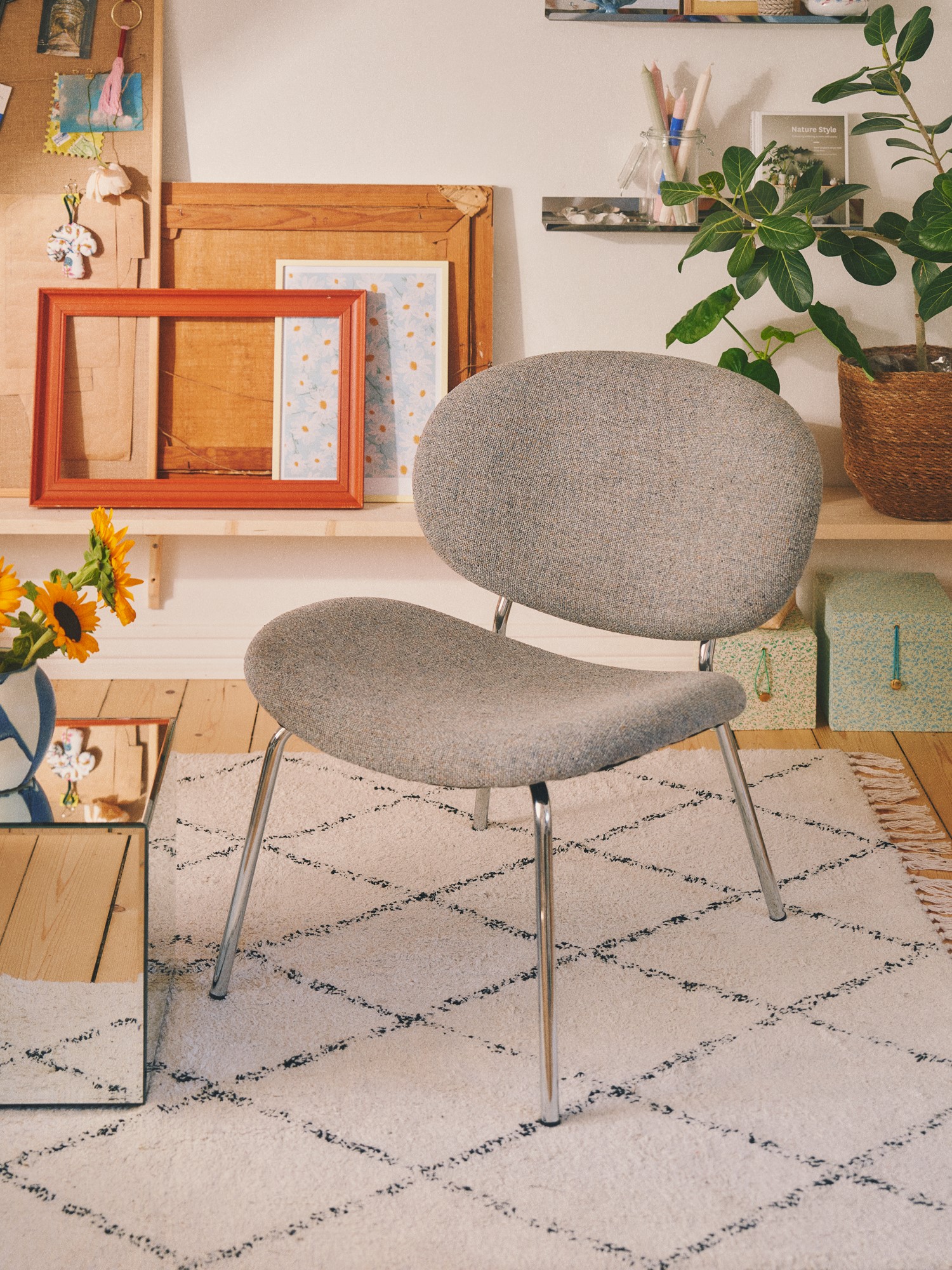 Lounge chair 75.5 x 67 x 78.5 cm.