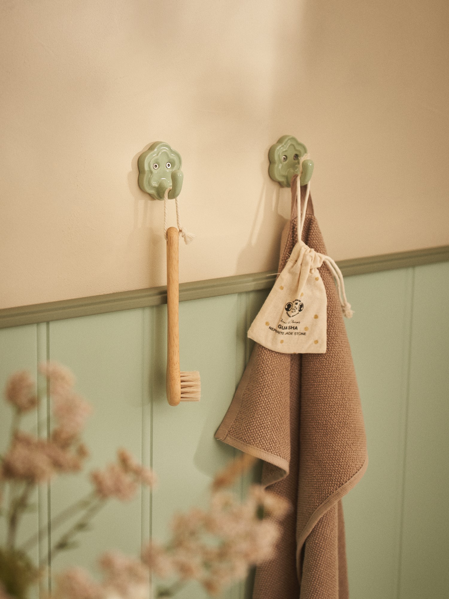 Hook Porcelain. 2.7 x 5.7 cm.