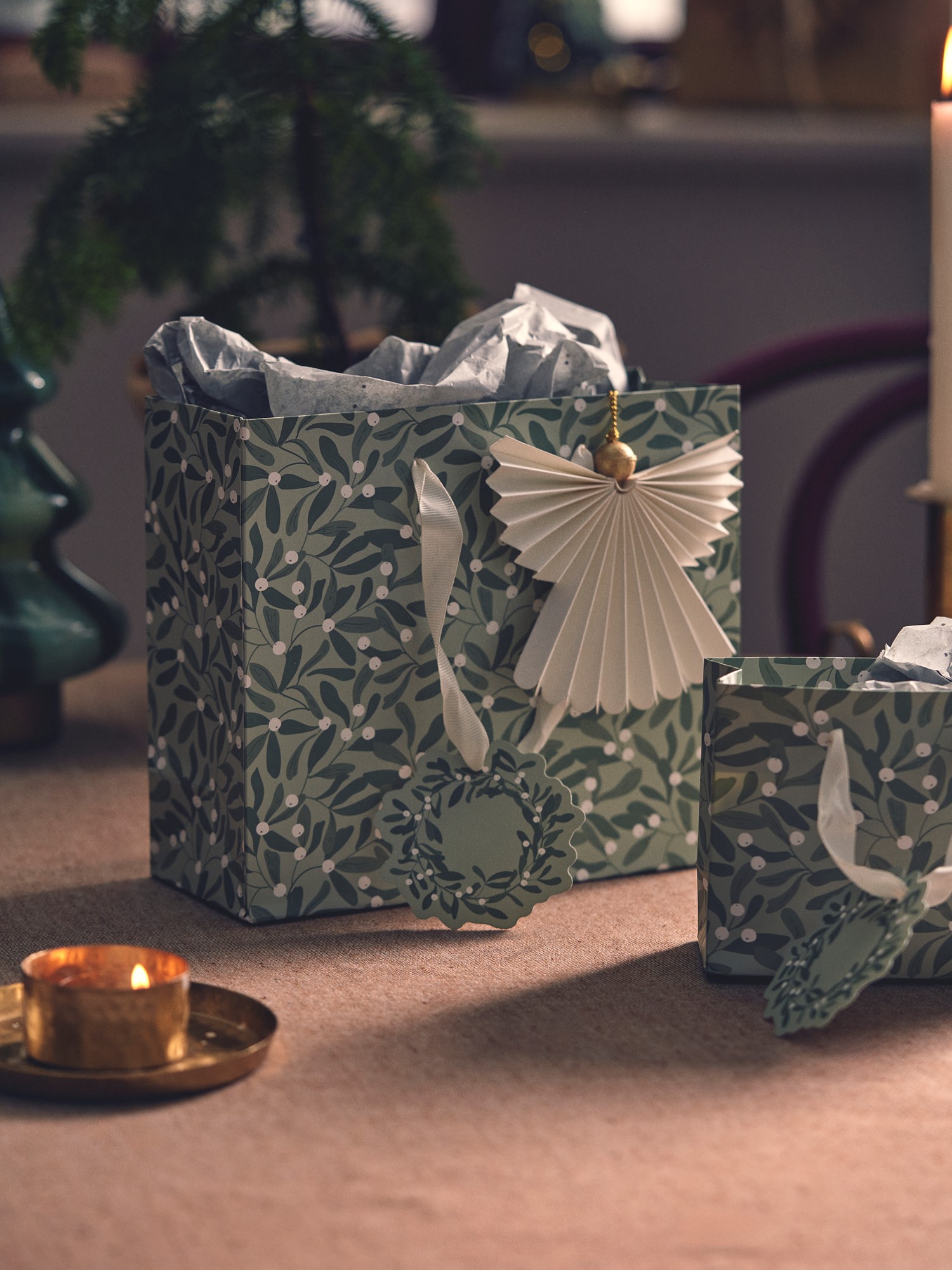 Gift bag Paper. 21 x 18 x 8 cm.