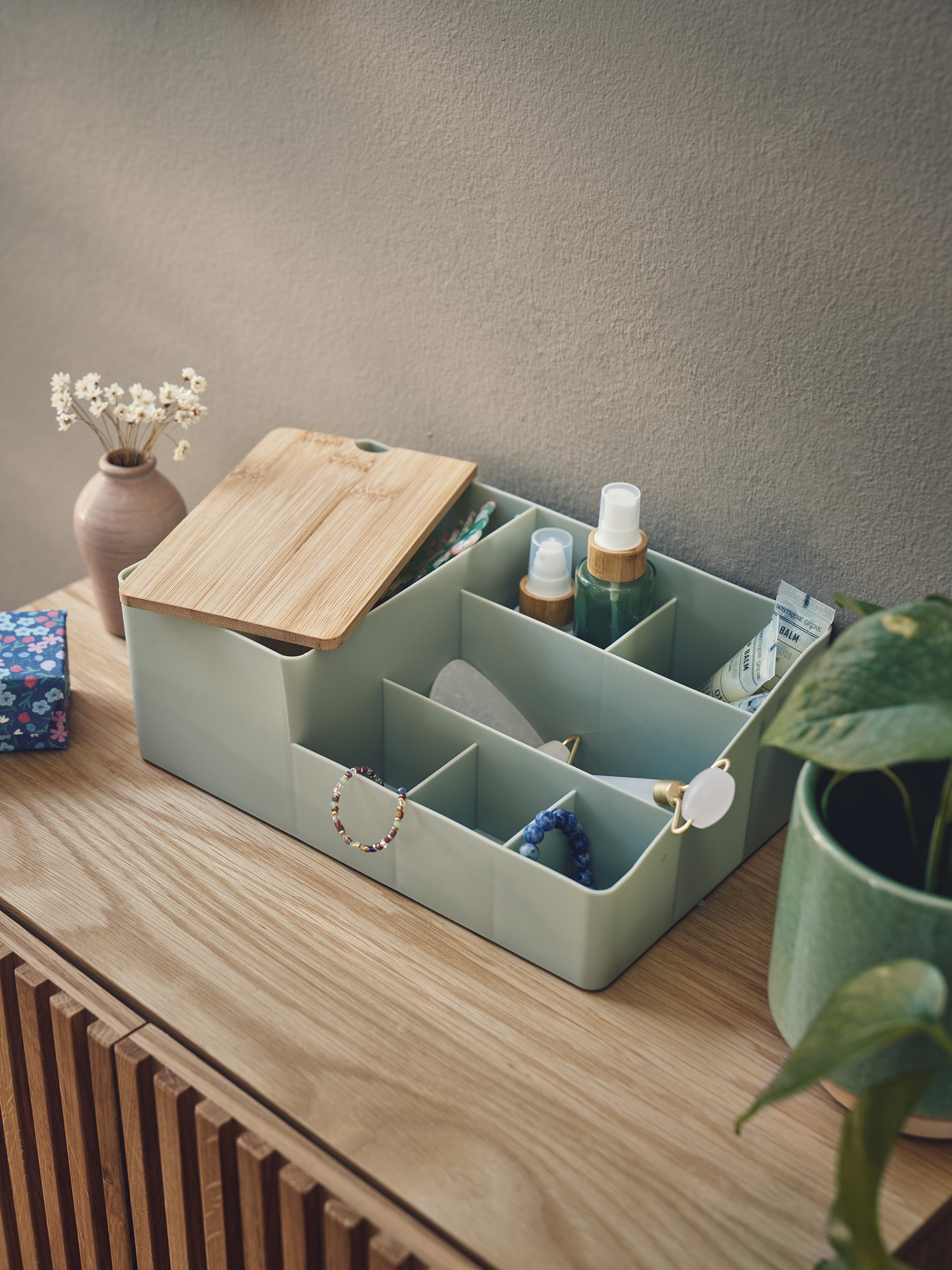 Makeup organiser 27.5 x 17 x 10 cm.