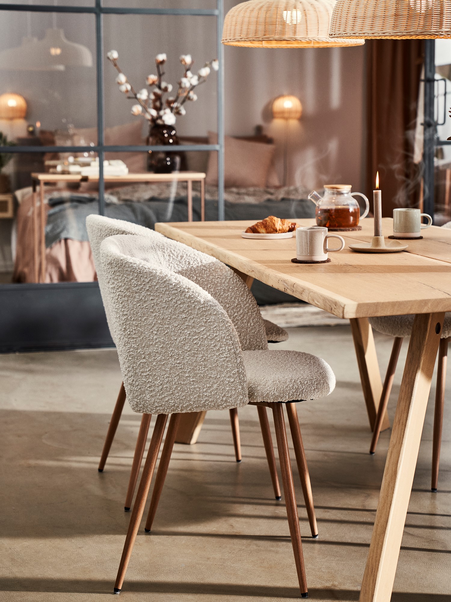 Chair with bouclé fabric Iron/polyester/polyurethane. 50 x 42,5 x 81 cm.