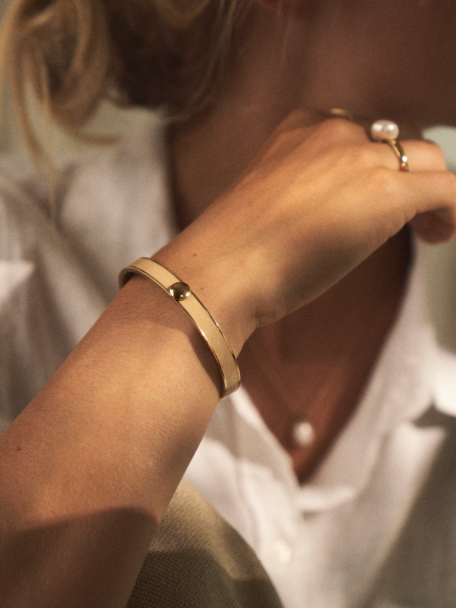 Capri bracelet 14k gold-plated stainless steel/enamel. Ø6 cm.