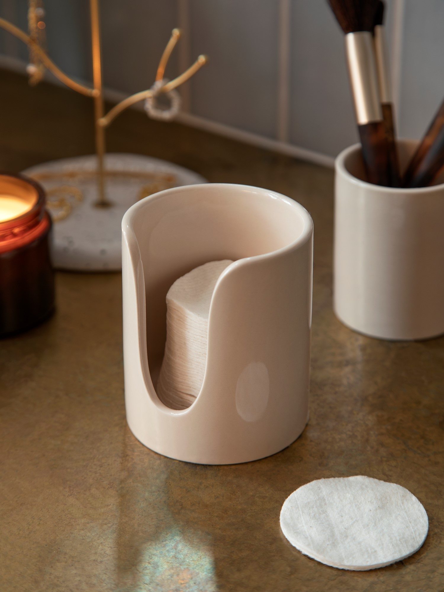 Cotton pad holder Ceramic. 7,8 x 7,8 x 11 cm.