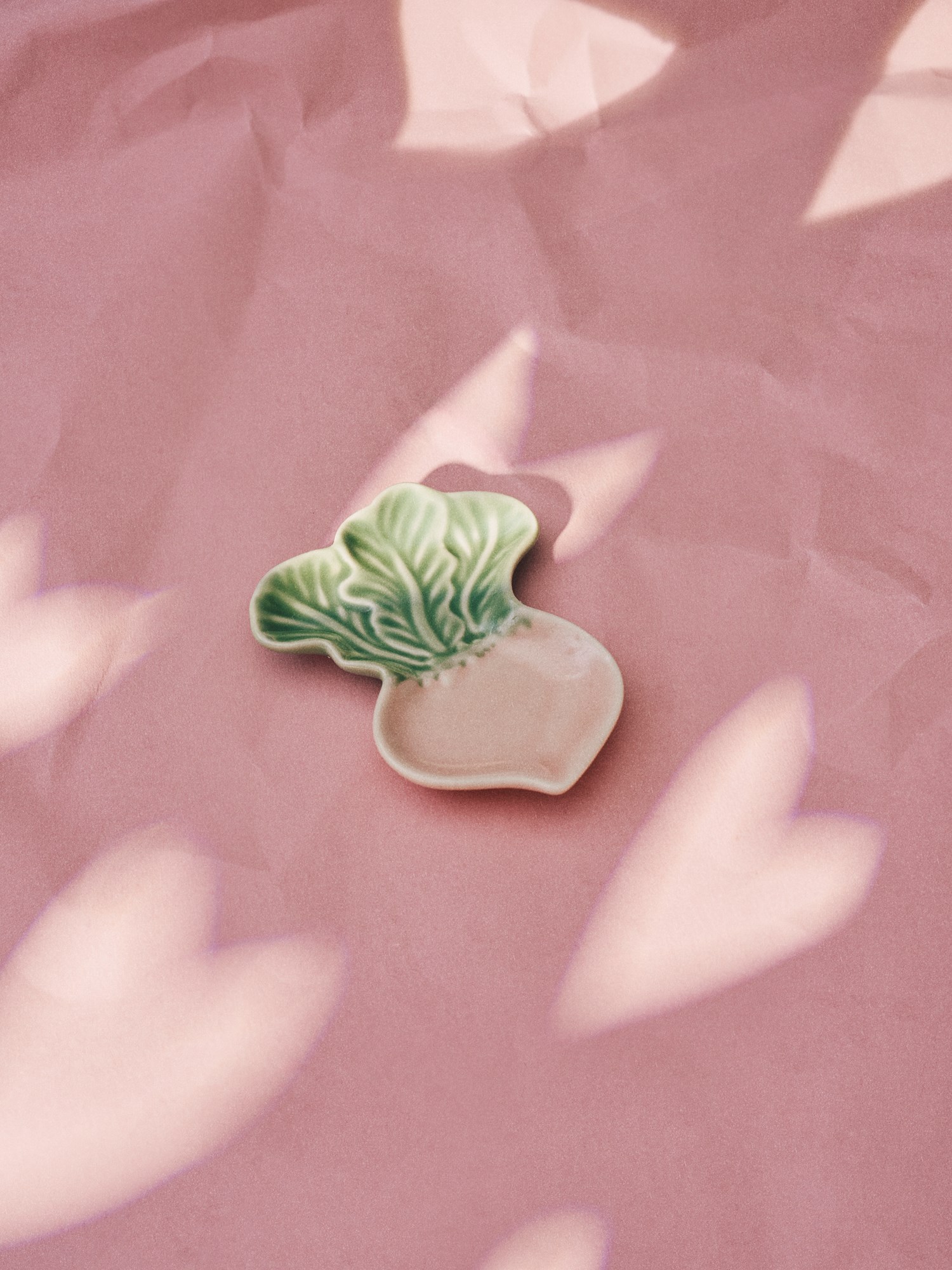 Radish-shaped dish Stoneware. 10.8 x 8.6 cm.