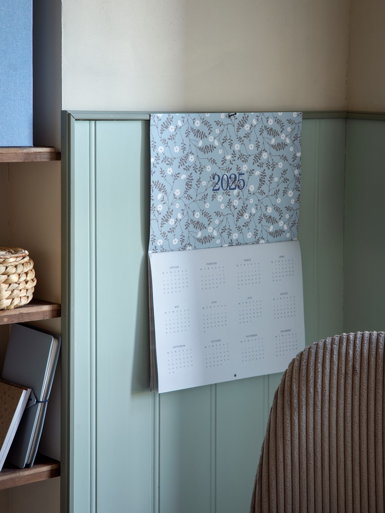 Wall calendar Paper. 23 x 33 cm. 24 sheets.