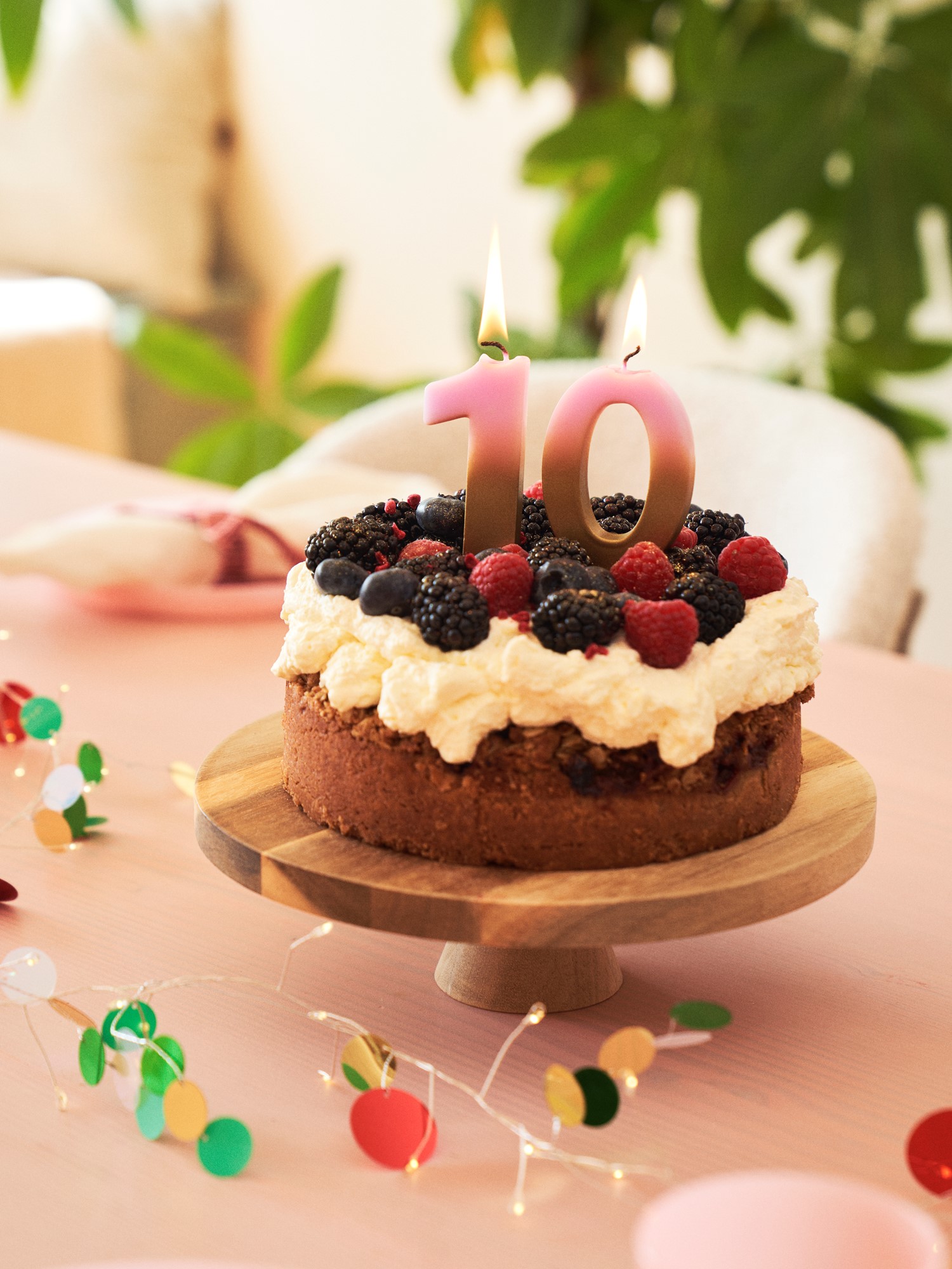 Number birthday candle 0 Paraffin wax. 4.5 x 7 cm.