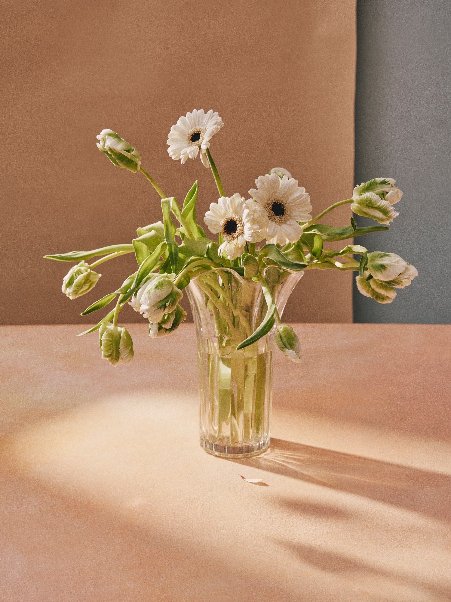 Vase Glass. 16 x 9 x 25 cm.