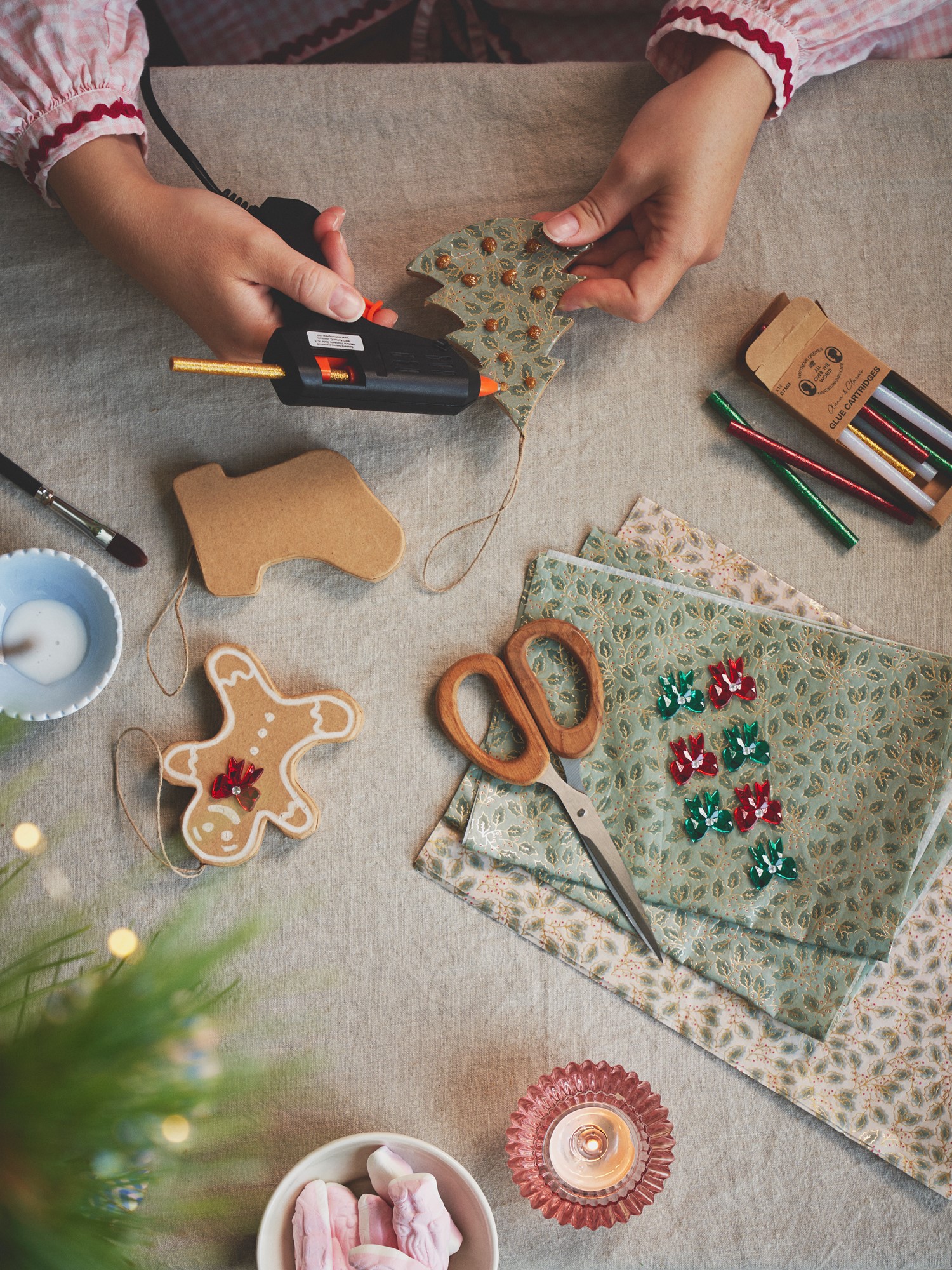 Glue cartridges Ø7 cm. 12 colours.