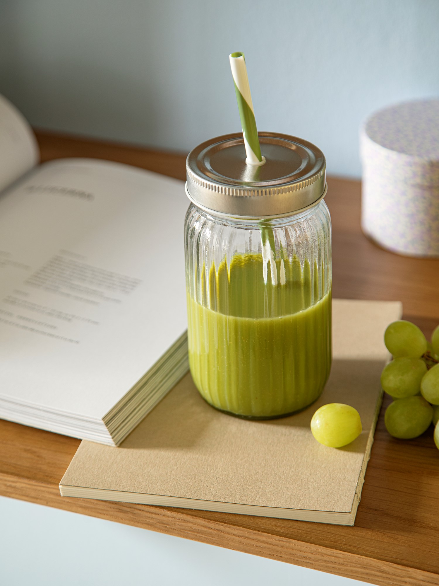 Glass with straw Glass/metal/polypropylene. Ø7.8 x 13.5 cm.