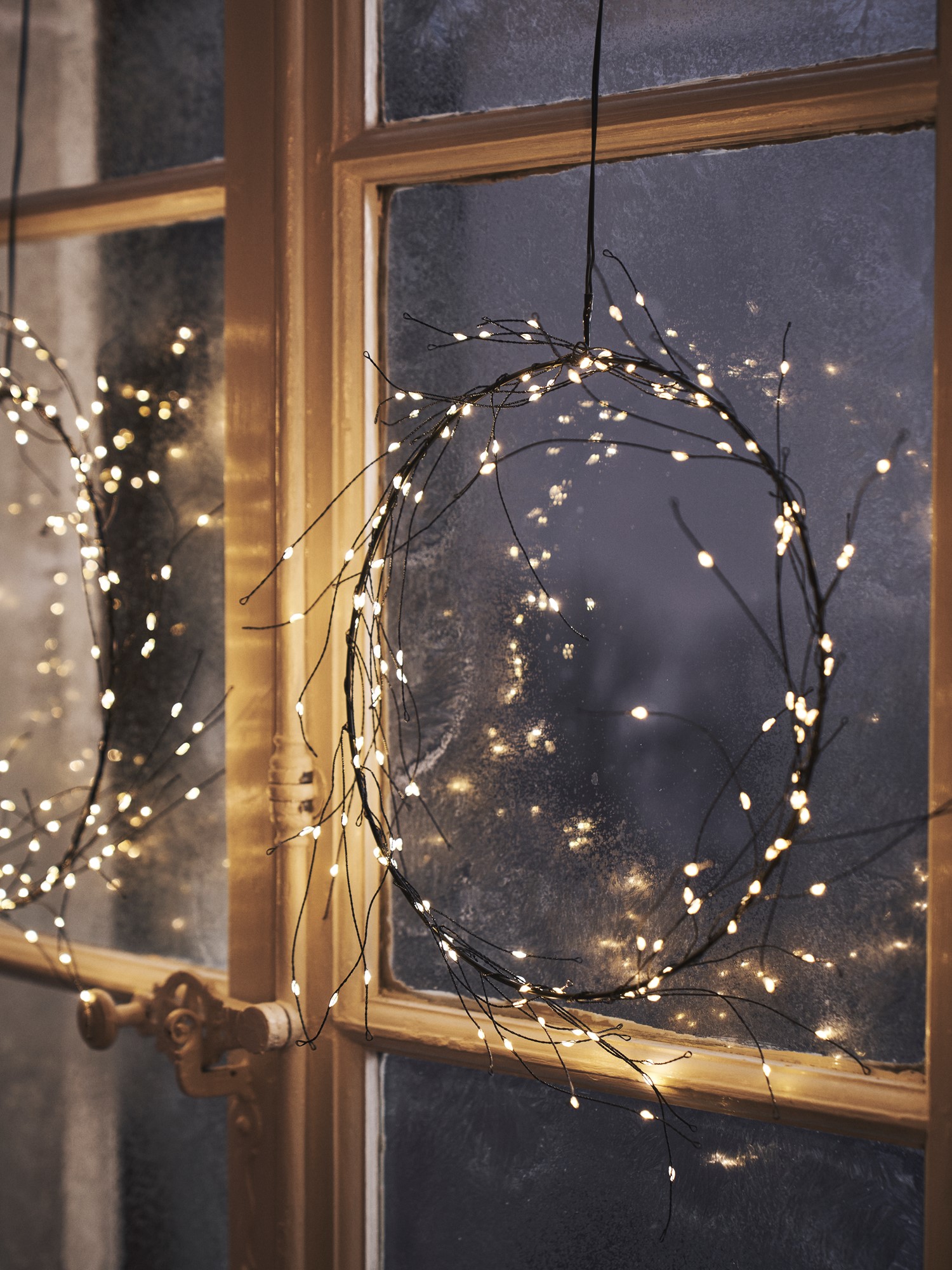 LED wreath Ø30 Ø30 cm and 86-90 cm.