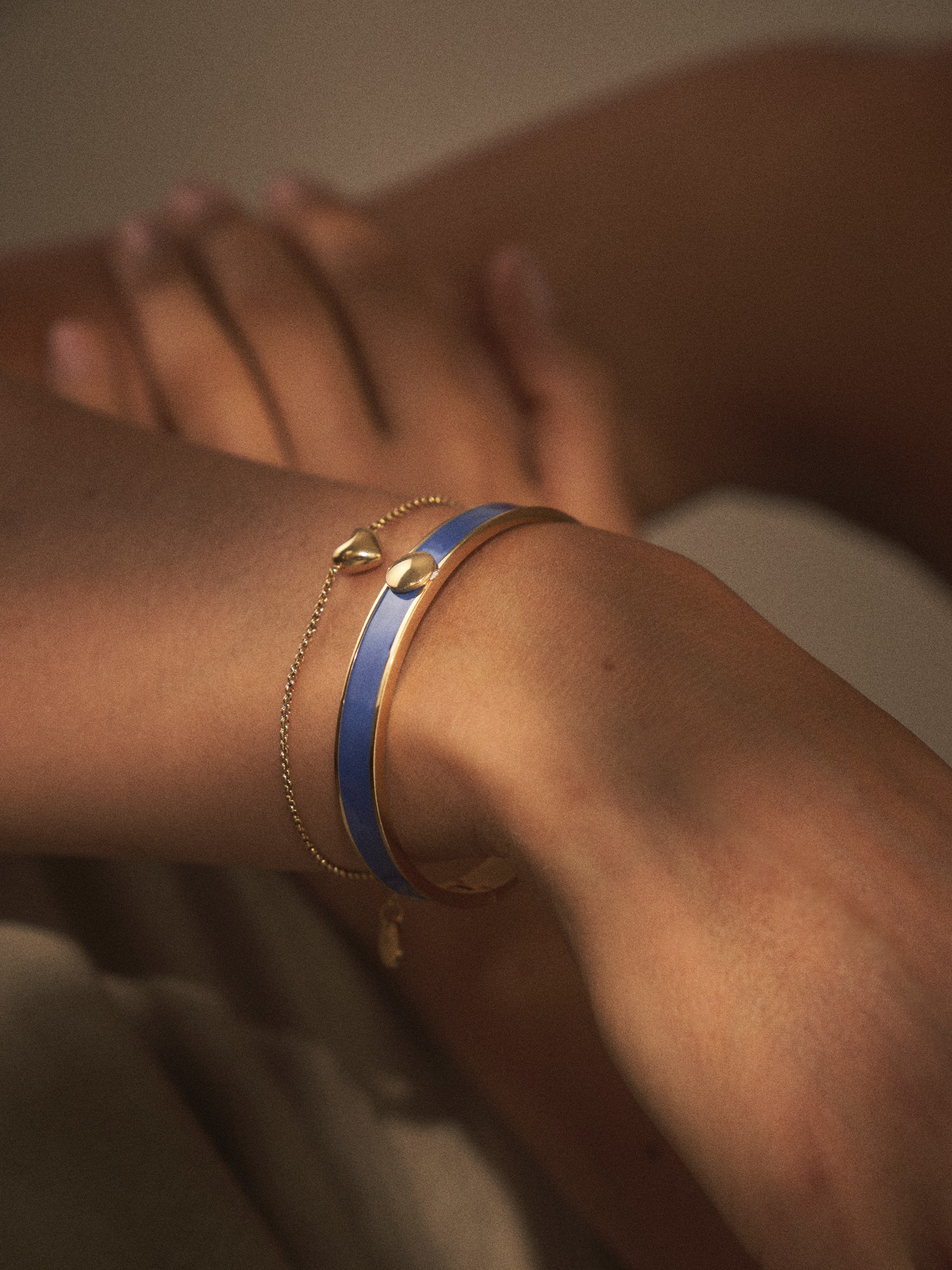 Capri bracelet 14k gold-plated stainless steel/enamel. Ø6 cm.