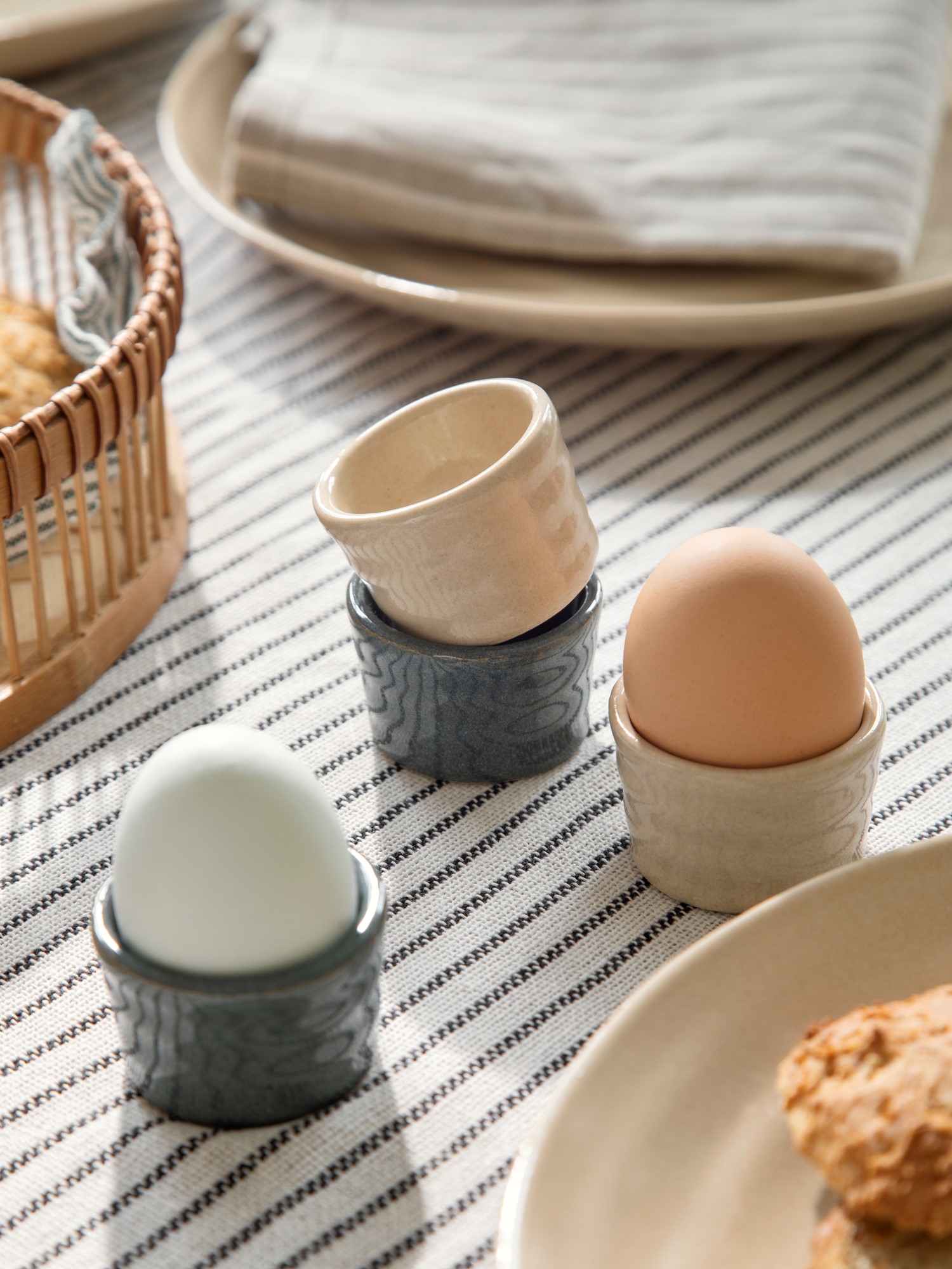 Egg cup Stoneware. 5 x 3.5 cm.