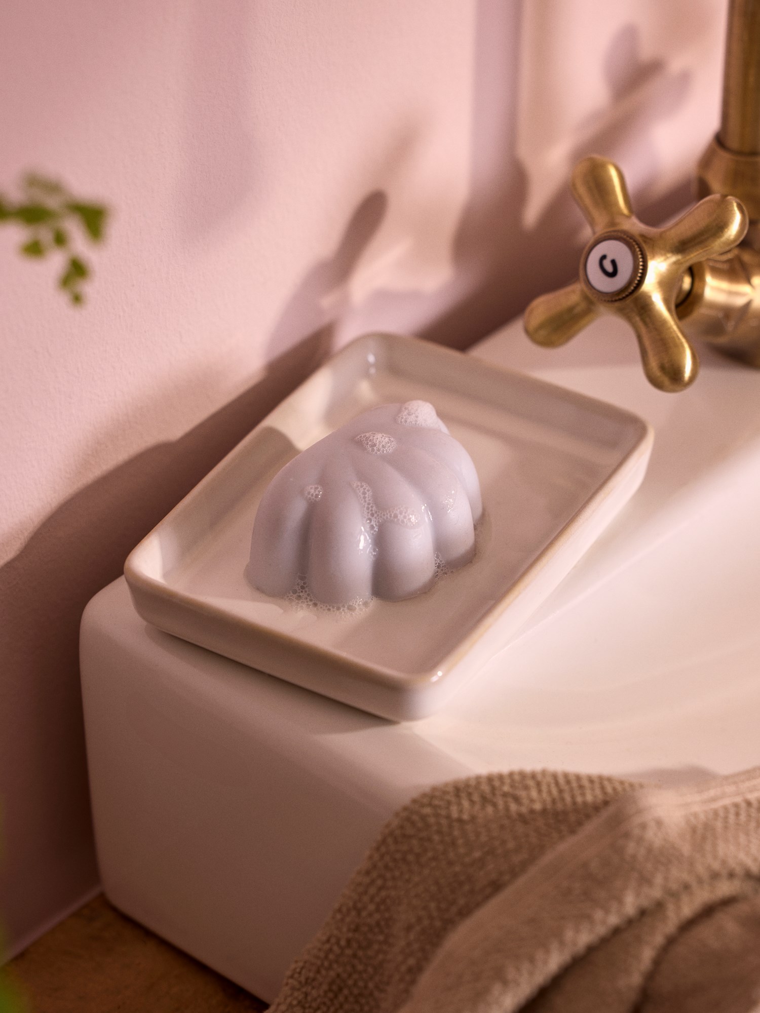 Soap dish Stoneware. 13.5 x 8.5 x 3 cm.