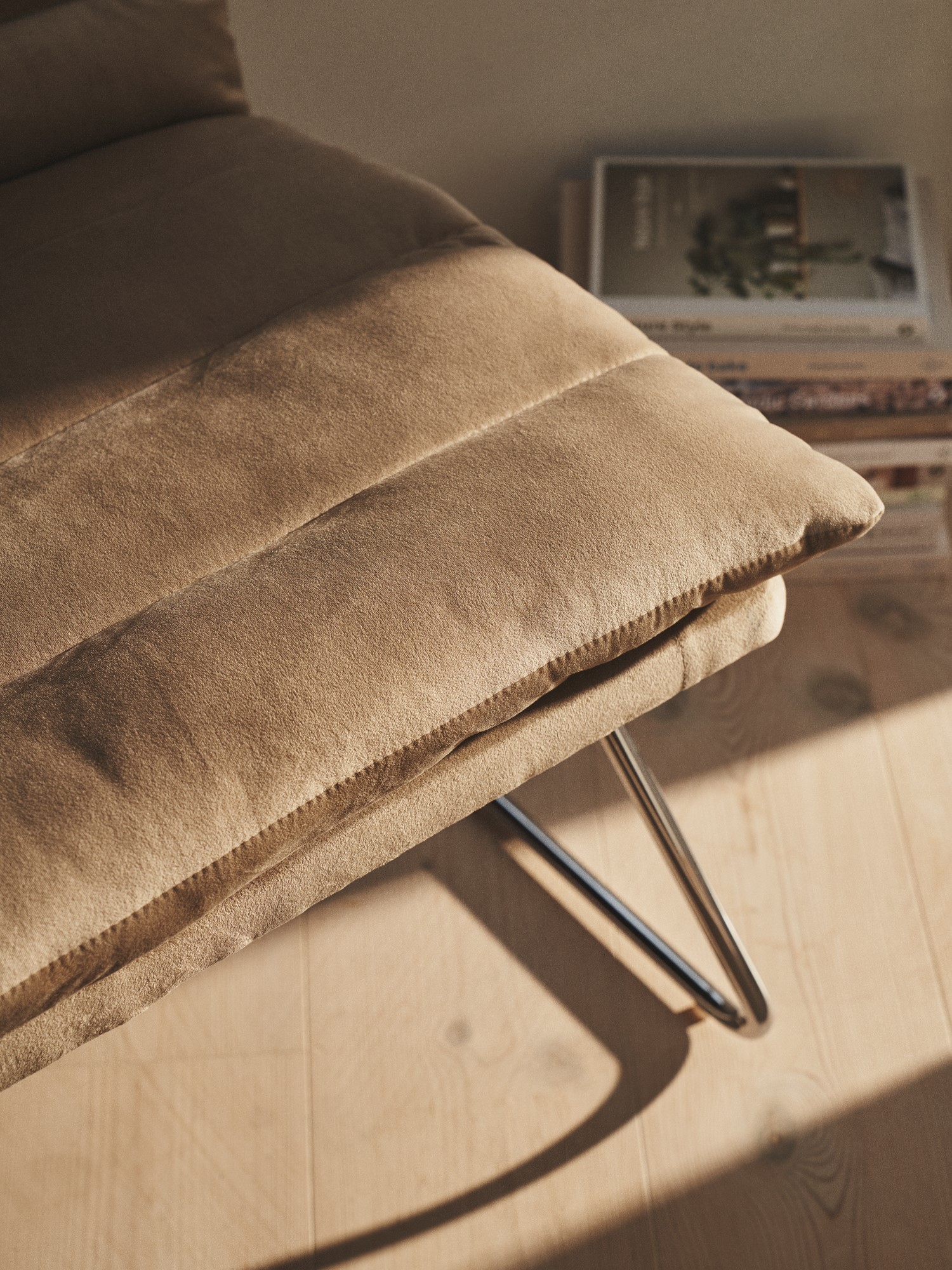 Lounge chair 55 x 61.4 x 53.9 cm. Removable cushions.