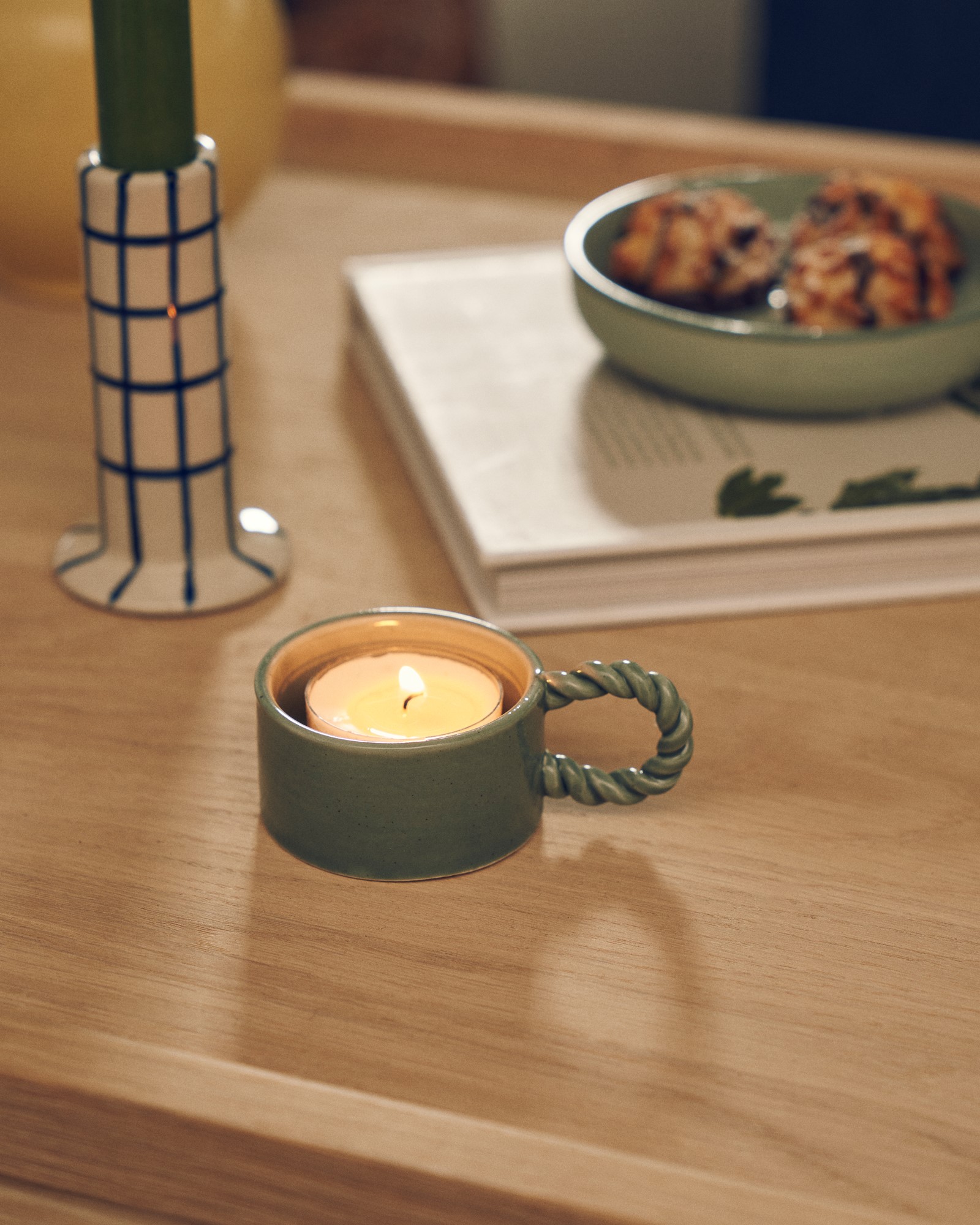 Tealight holder Stoneware. Ø5.4 x 3 x 8.5 cm.