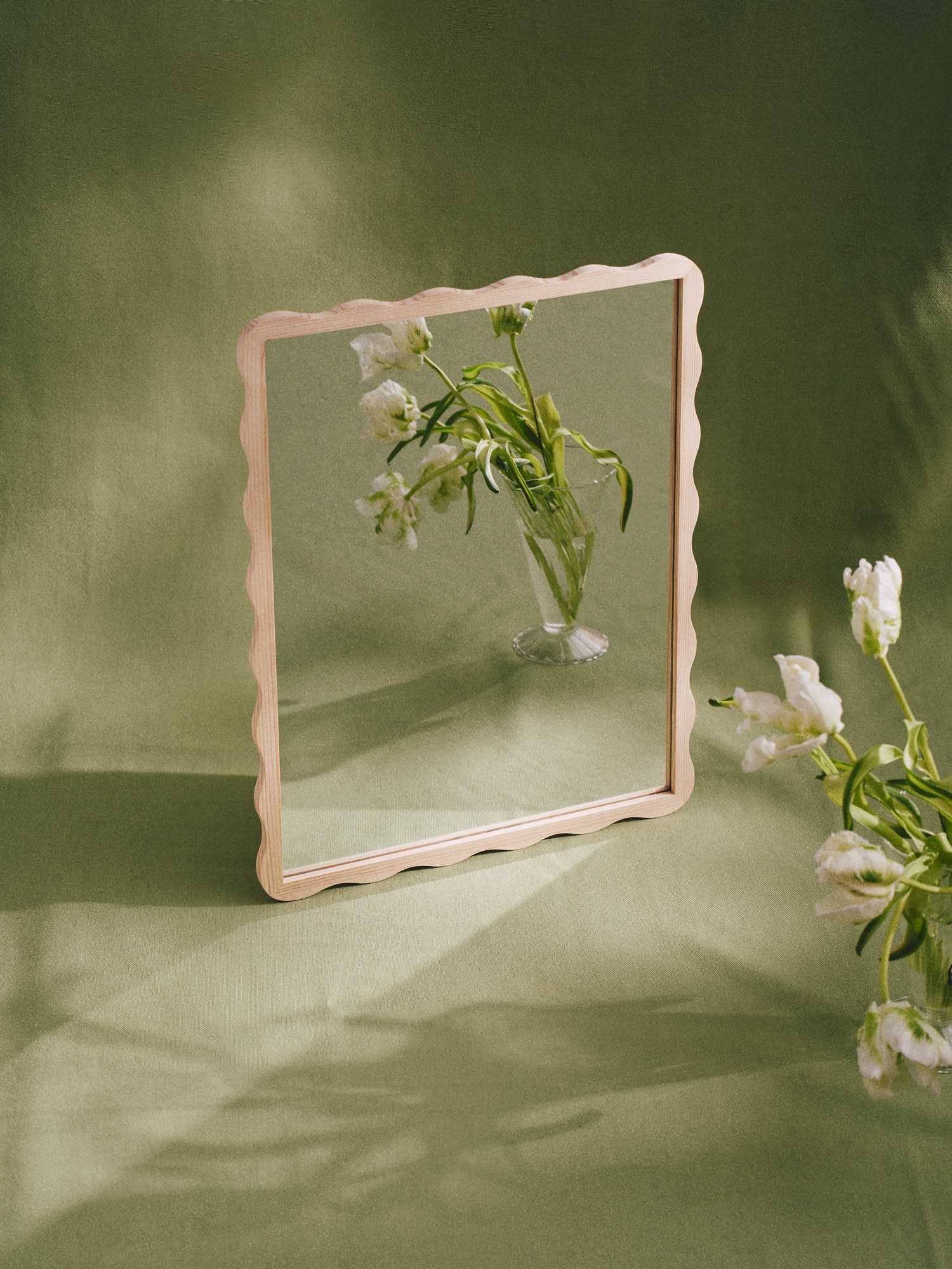 Mirror Pinewood/glass. 37.6 x 50 cm.