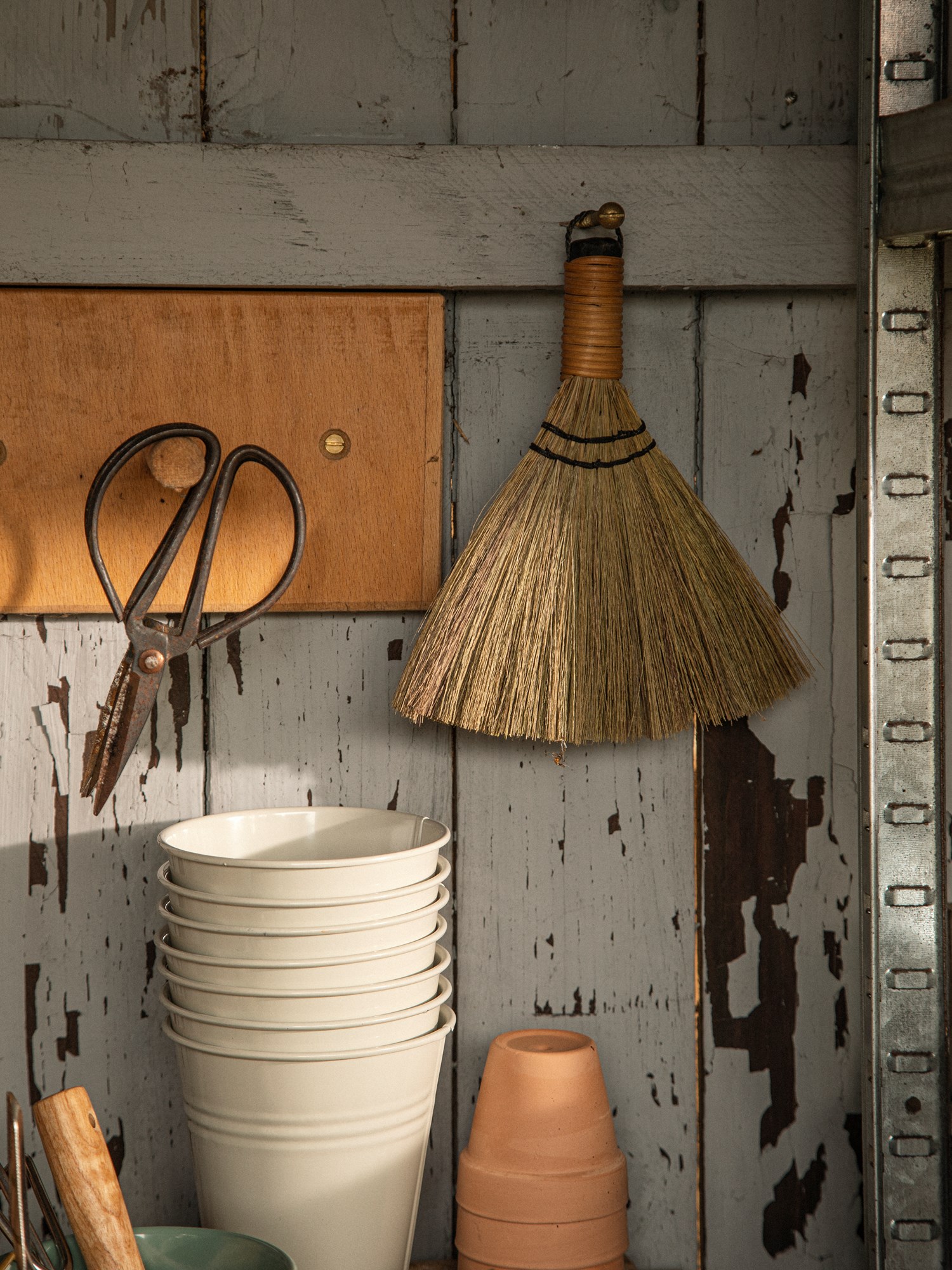 Small broom Seagrass. 20 x 16 cm.