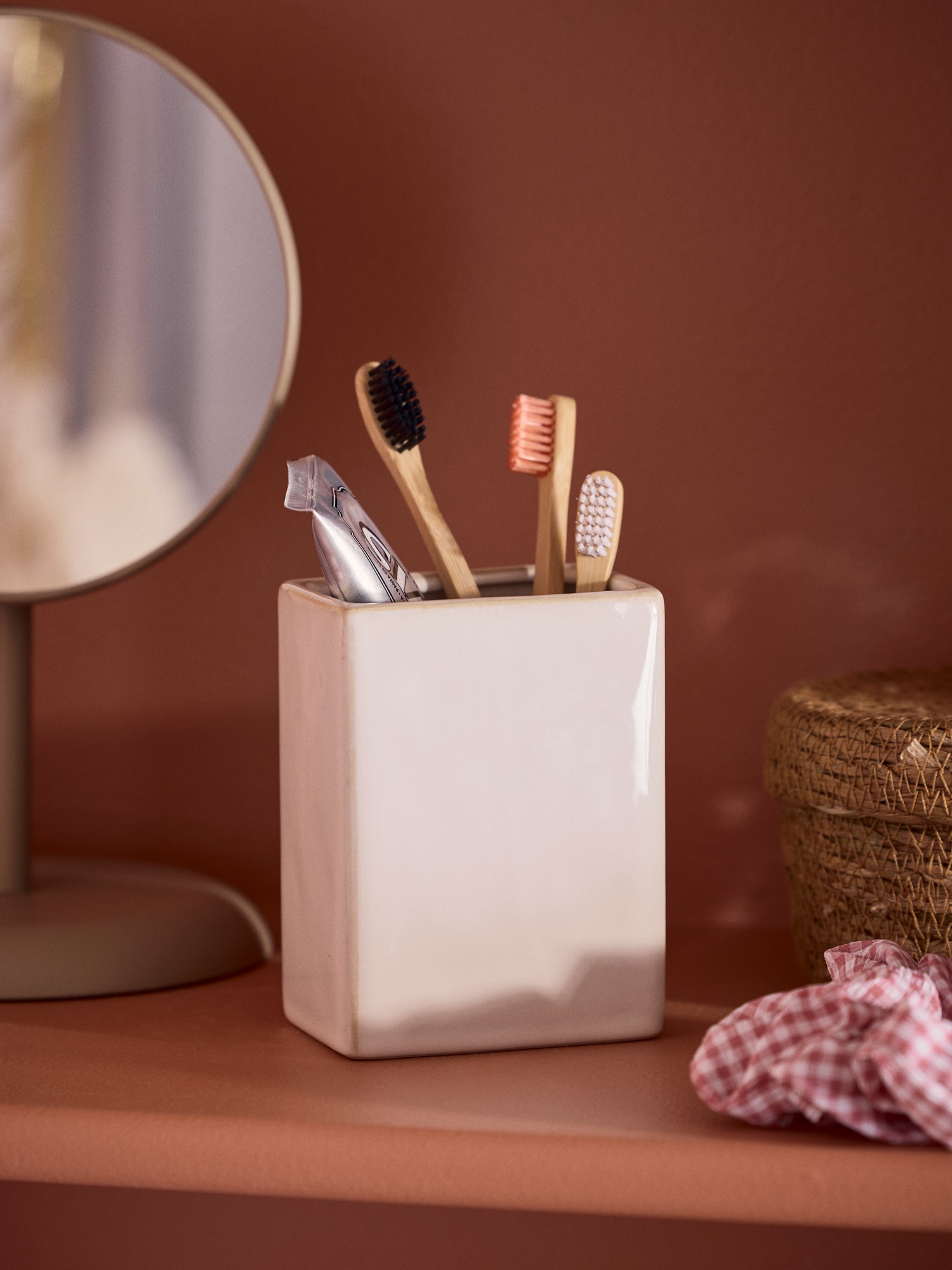 Tumbler Stoneware. 9.3 x 6.4 x 12 cm.