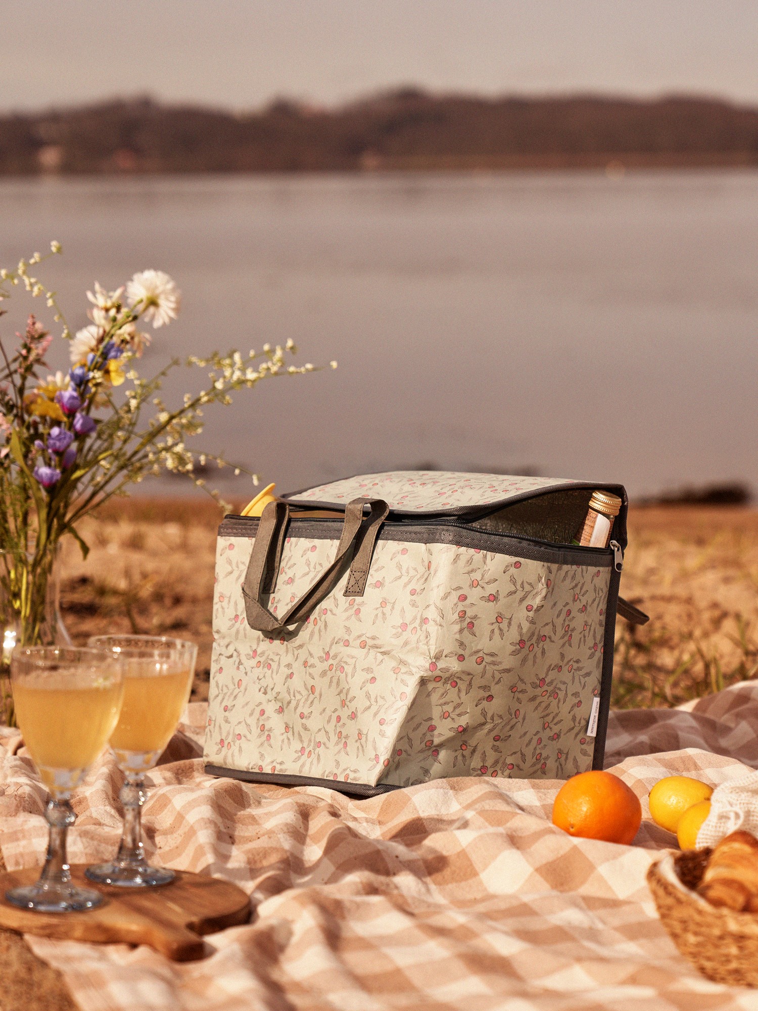 Cooler bag Washable craft paper & EPE. 30 x 25 x 25 cm.