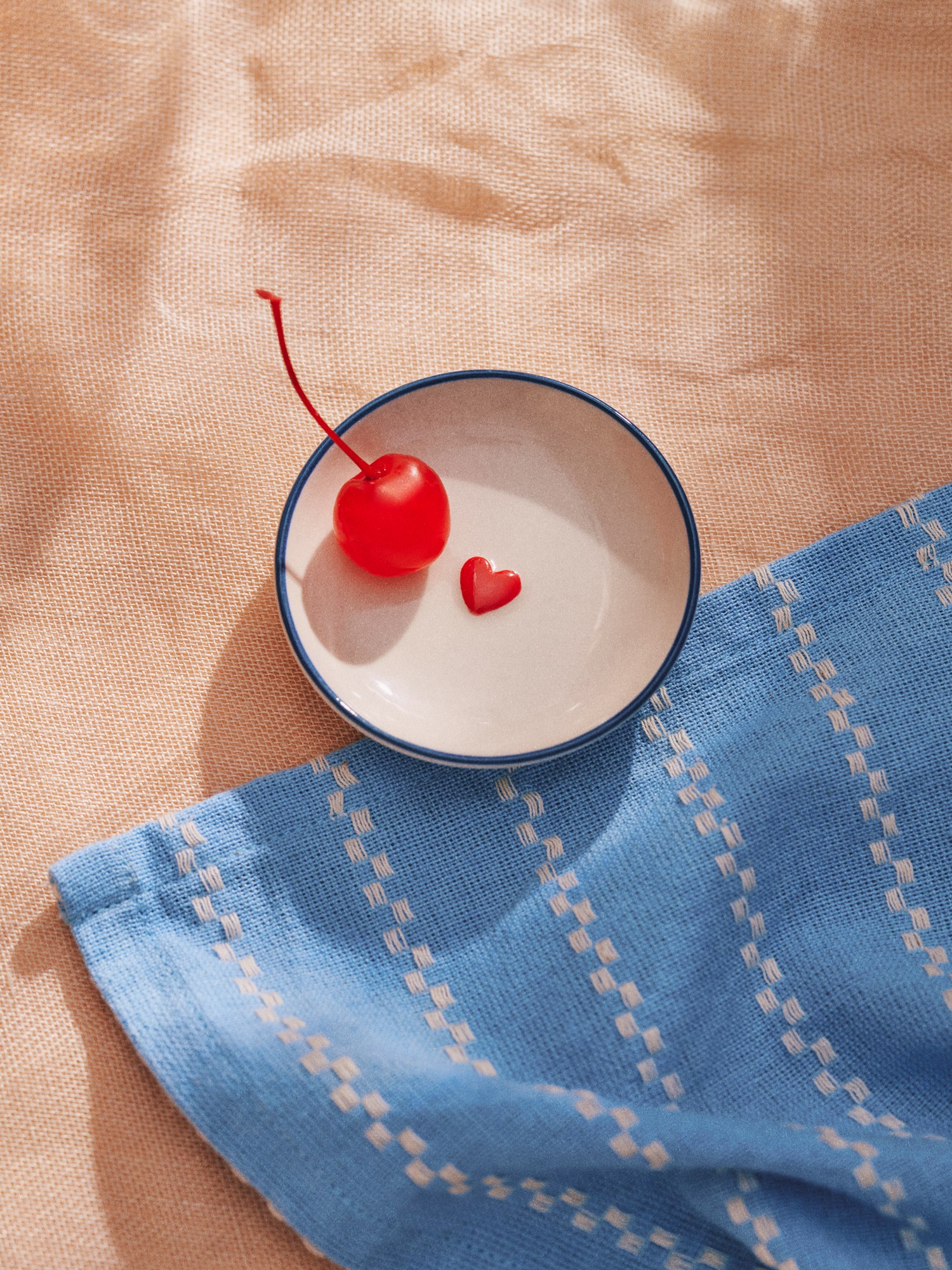 Bowl with heart detail Stoneware. Ø7.4 cm.