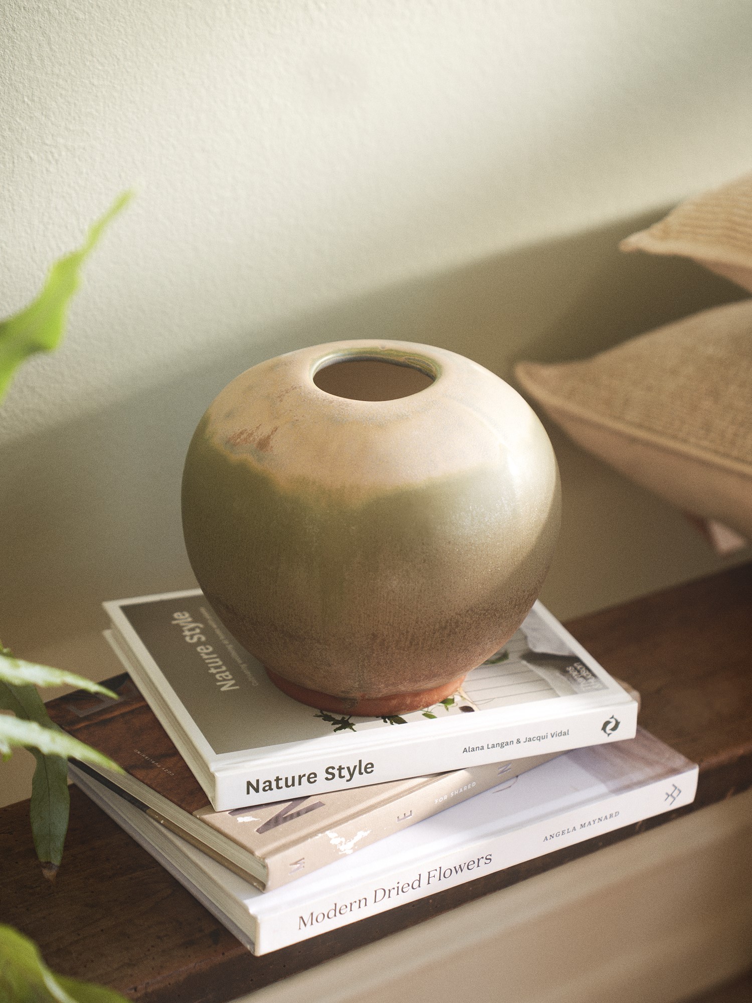 Vase Stoneware. Ø17.8 x 15.5 cm.