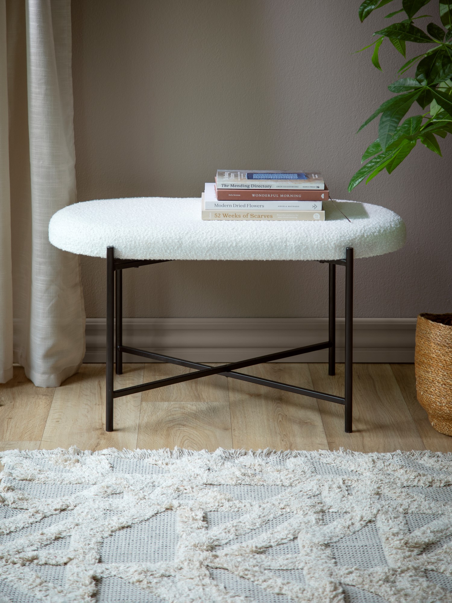 Bouclé bench 80 x 40 x 45 cm.