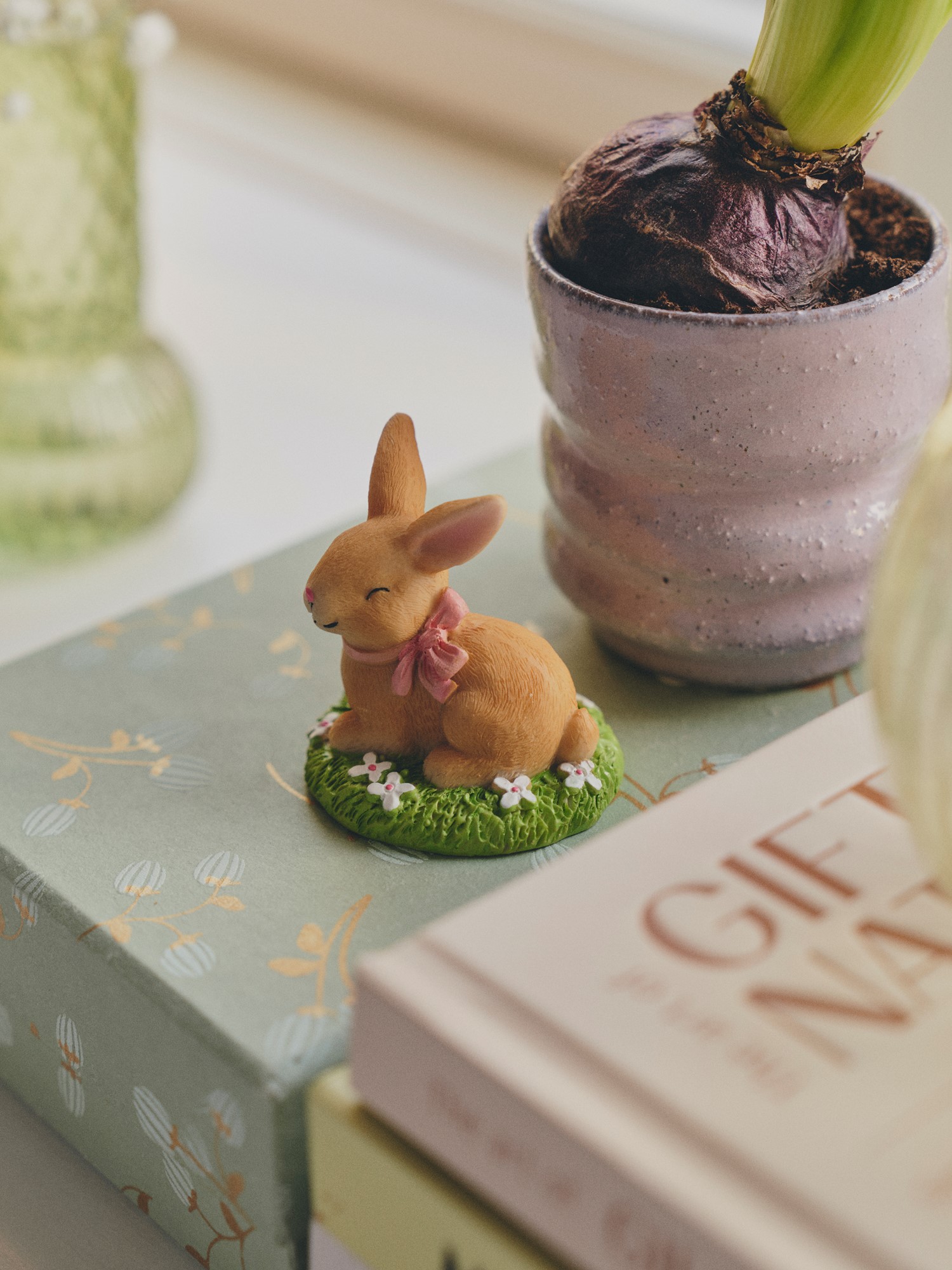 Bunny figurine Polyresin. 5.5 cm.