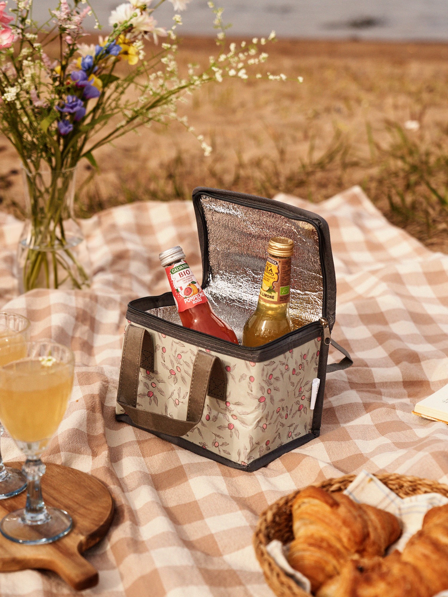 Cooler bag Washable craft paper. 20 x 13 x 15 cm.