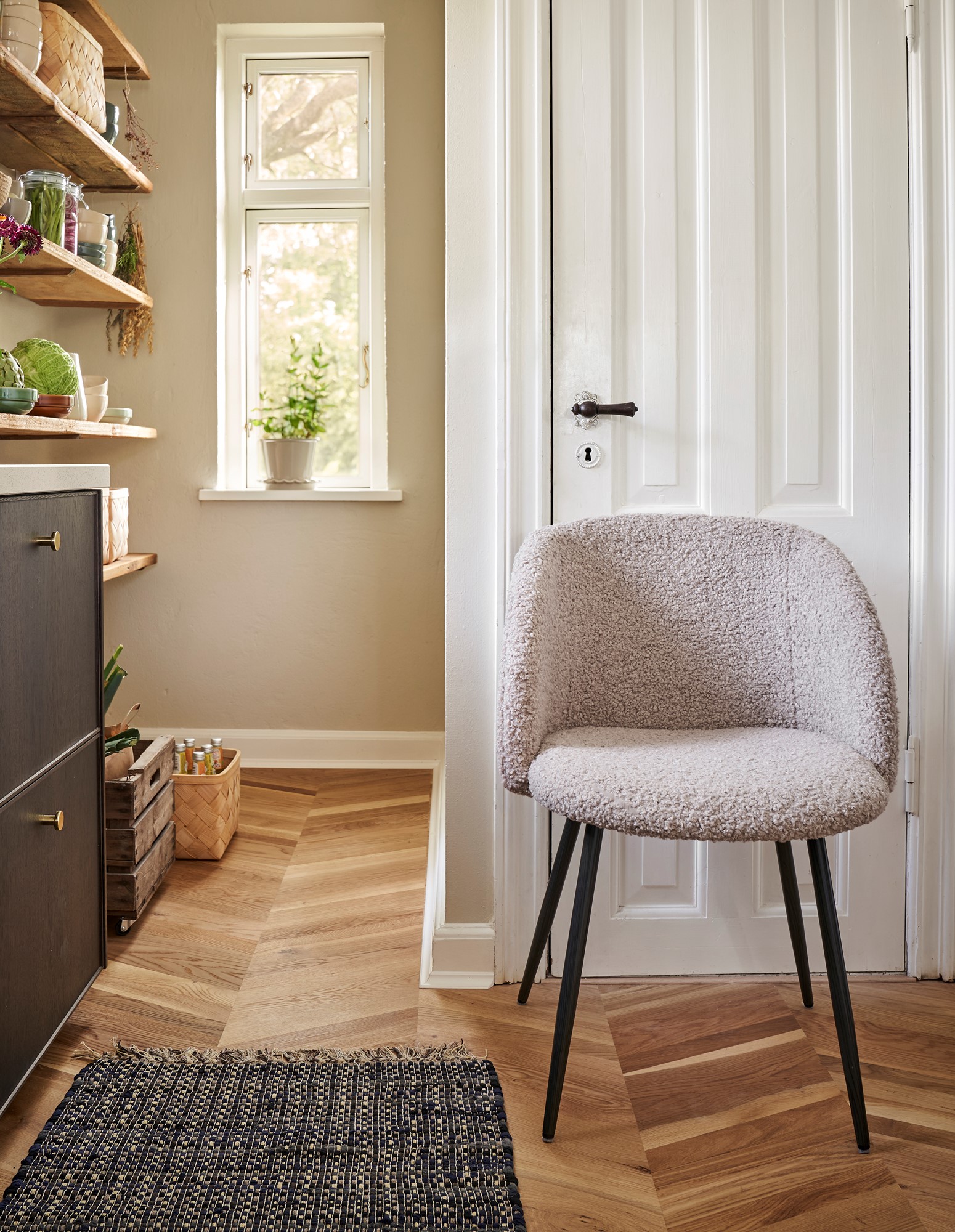 Chair with teddy fabric Polyester/polyurethane/steel. 54 x 47 x 81 cm.