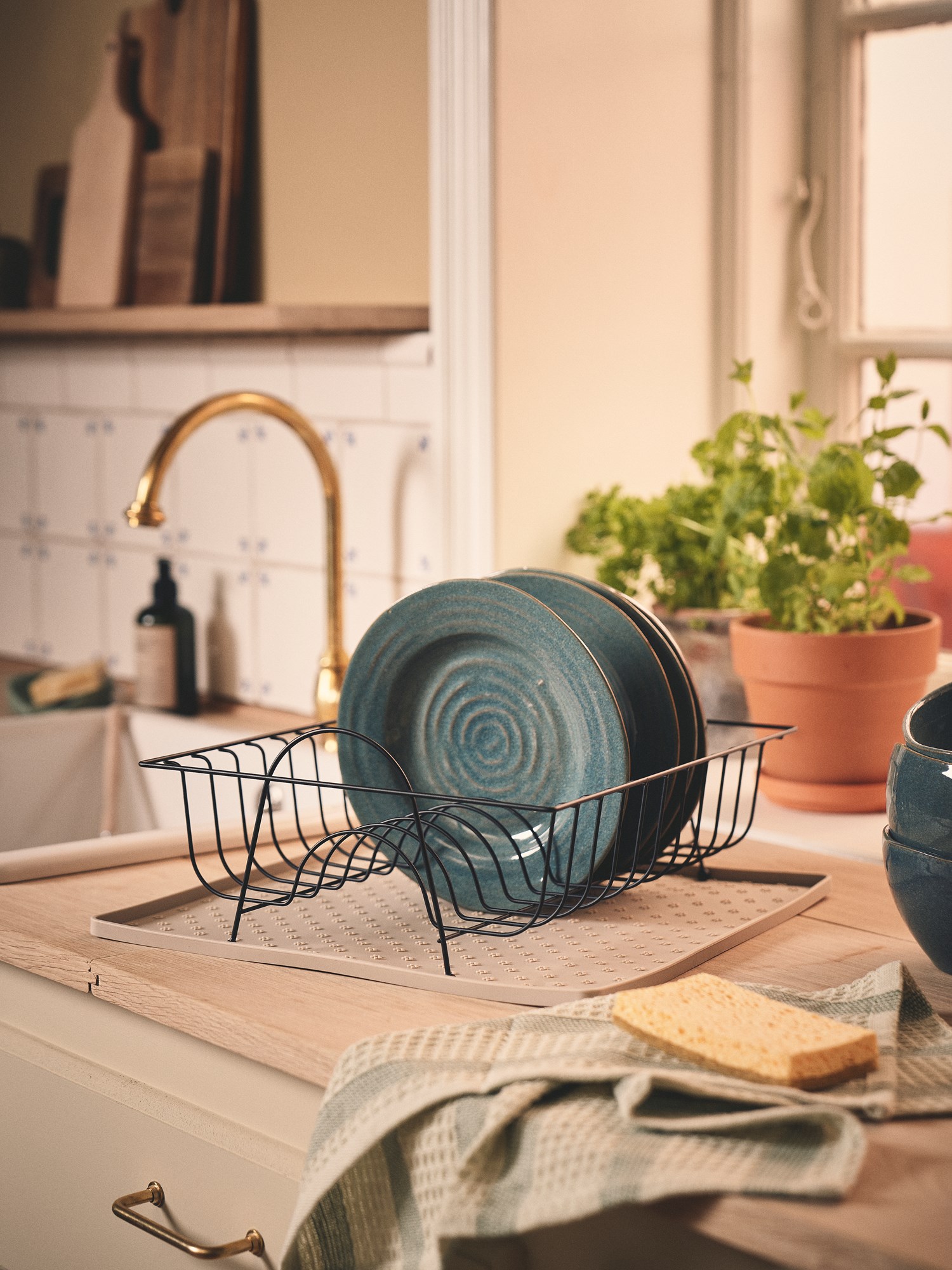 Dish rack Iron. 34.1 x 27.4 x 8.4 cm.